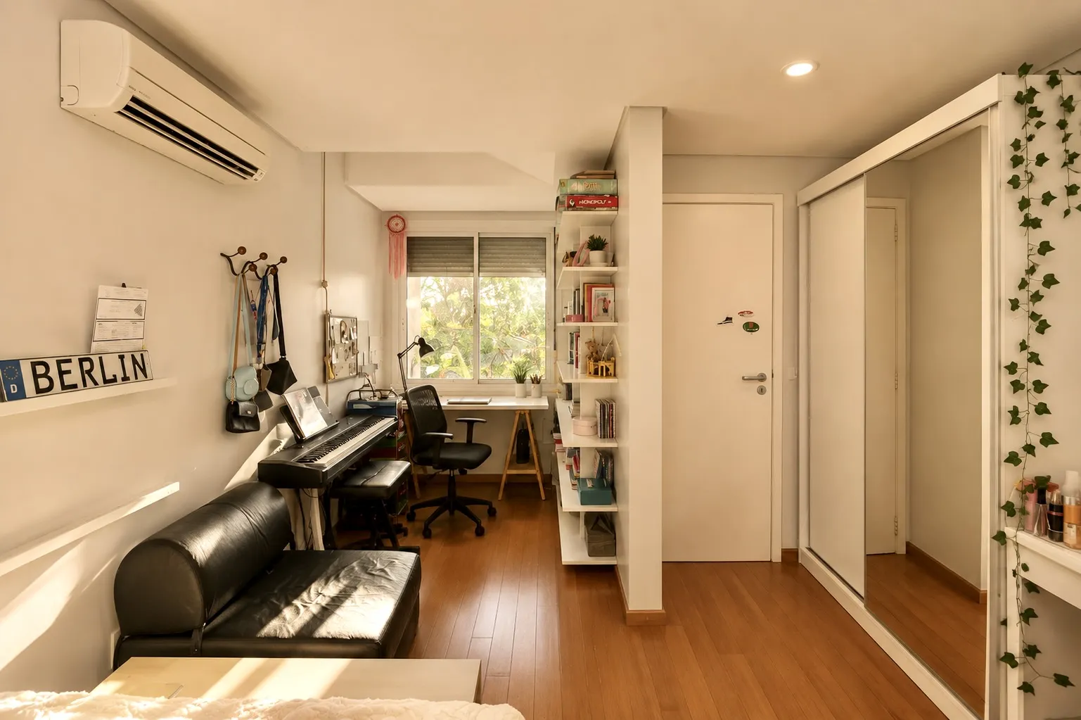 R$ 995.000 - LINDA CASA - 256M2 - 2 DORM - 2 SU&Iacute;TES - LAREIRA - PISCINA - 4 VAGAS Avenida Walter Kaufmann Porto Alegre - 