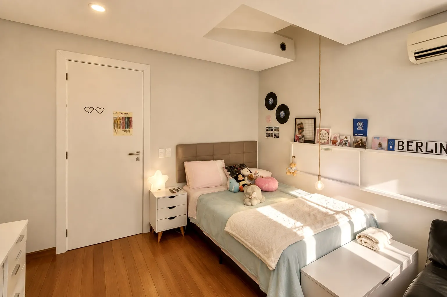 R$ 995.000 - LINDA CASA - 256M2 - 2 DORM - 2 SU&Iacute;TES - LAREIRA - PISCINA - 4 VAGAS Avenida Walter Kaufmann Porto Alegre - 