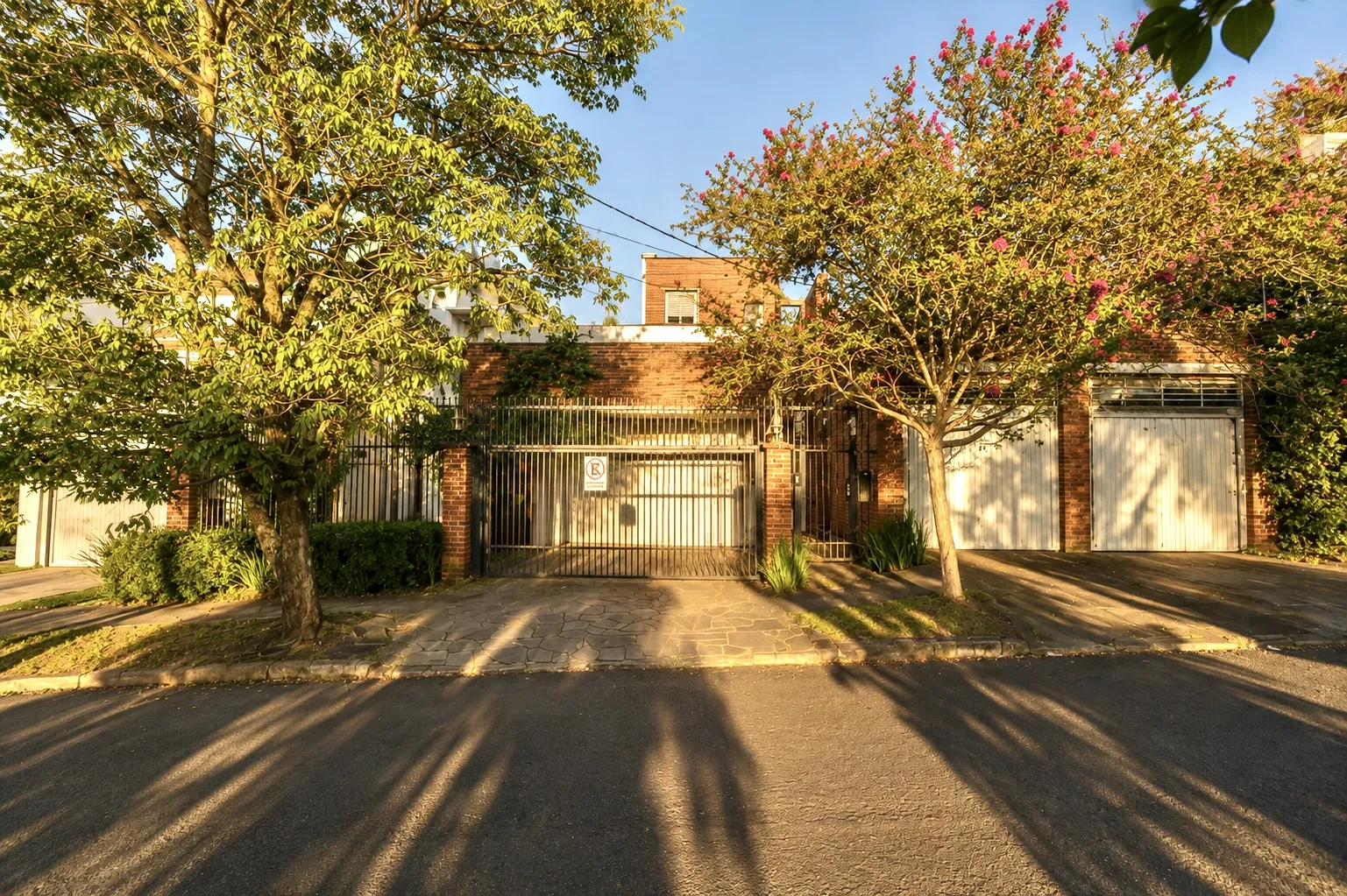 R$ 995.000 - LINDA CASA - 256M2 - 2 DORM - 2 SU&Iacute;TES - LAREIRA - PISCINA - 4 VAGAS Avenida Walter Kaufmann Porto Alegre - 