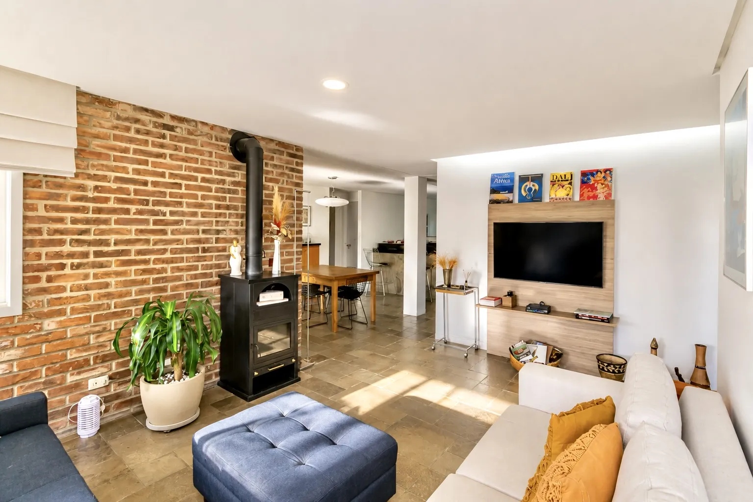 R$ 995.000 - LINDA CASA - 256M2 - 2 DORM - 2 SU&Iacute;TES - LAREIRA - PISCINA - 4 VAGAS Avenida Walter Kaufmann Porto Alegre - 