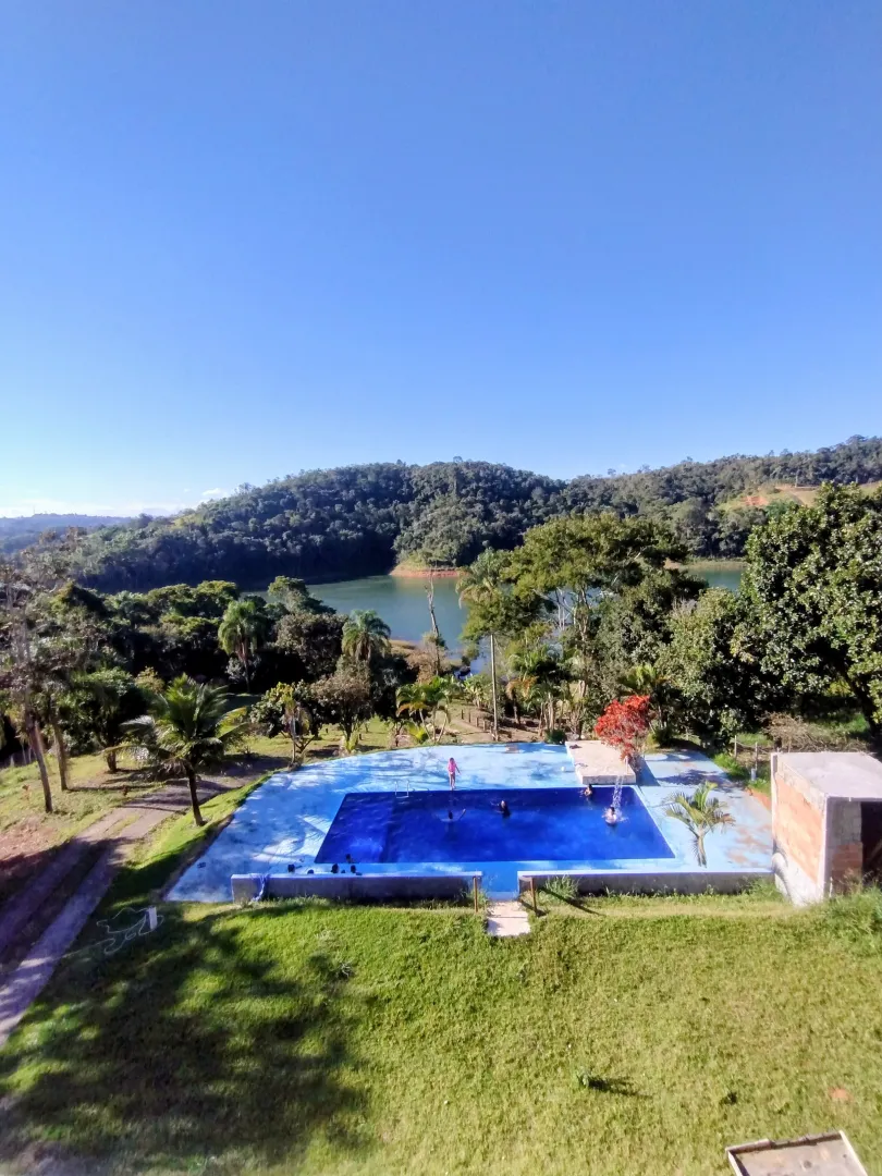 Ch&aacute;cara p&eacute; na &aacute;gua com piscina em condom&iacute;nio  Igaratá - 