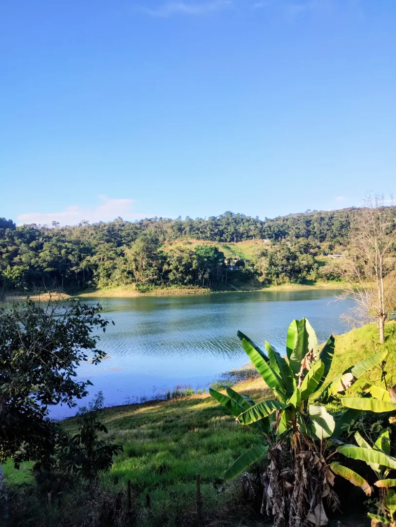 Ch&aacute;cara p&eacute; na &aacute;gua com piscina em condom&iacute;nio  Igaratá - 