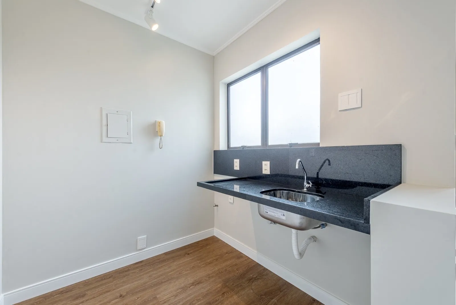 R$ 320.000 - OPORTUNIDADE &Uacute;NICA - 40M2 - 1 DORM - VISTA - REFORMADO Avenida Doutor Nilo Peçanha Porto Alegre - 