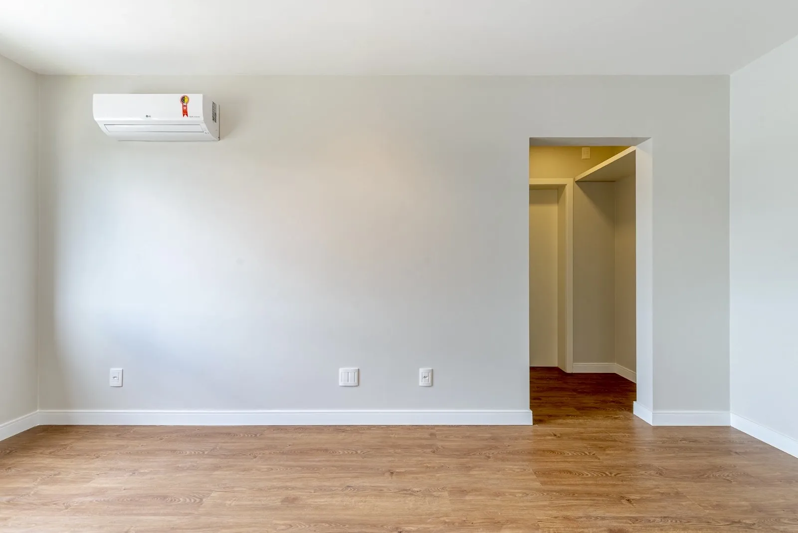 R$ 320.000 - OPORTUNIDADE &Uacute;NICA - 40M2 - 1 DORM - VISTA - REFORMADO Avenida Doutor Nilo Peçanha Porto Alegre - 
