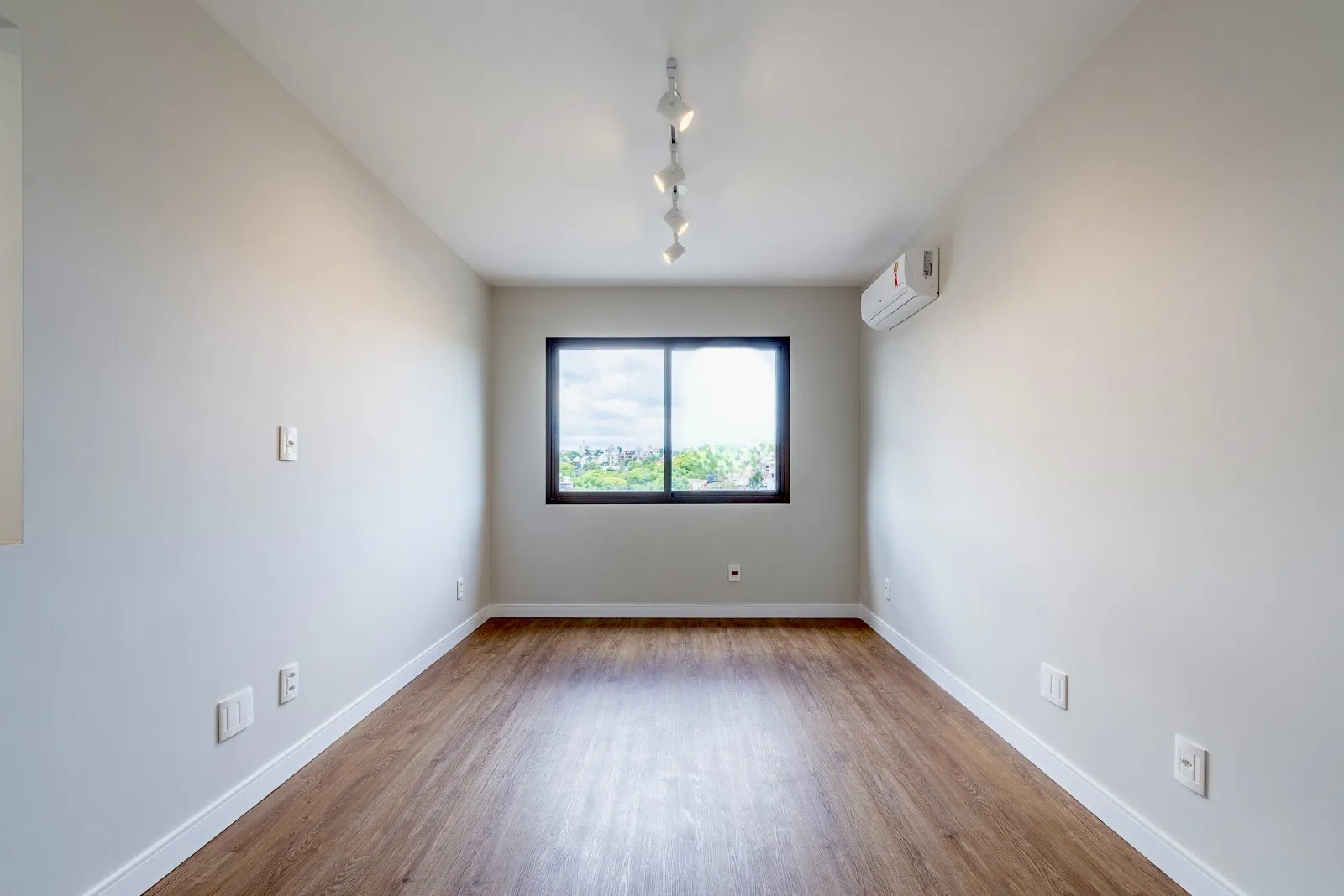 R$ 320.000 - OPORTUNIDADE &Uacute;NICA - 40M2 - 1 DORM - VISTA - REFORMADO Avenida Doutor Nilo Peçanha Porto Alegre - 