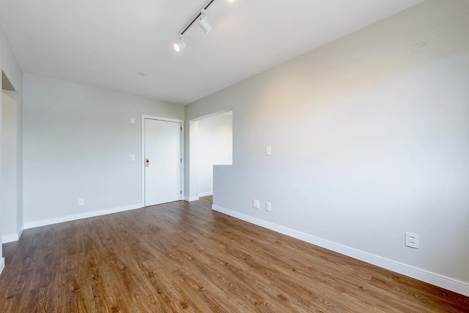 R$ 320.000 - OPORTUNIDADE &Uacute;NICA - 40M2 - 1 DORM - VISTA - REFORMADO Avenida Doutor Nilo Peçanha Porto Alegre - 