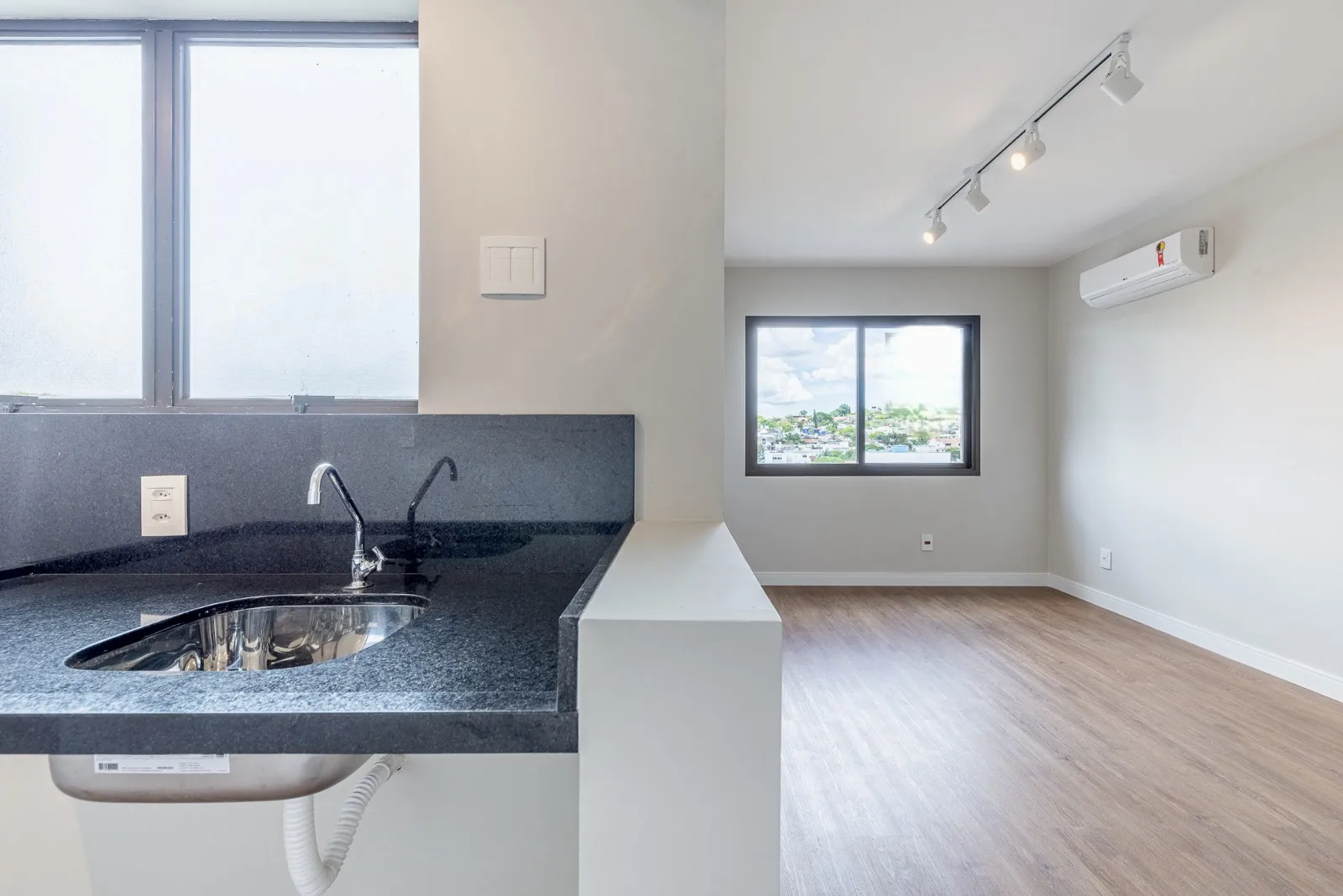 R$ 320.000 - OPORTUNIDADE &Uacute;NICA - 40M2 - 1 DORM - VISTA - REFORMADO Avenida Doutor Nilo Peçanha Porto Alegre - 