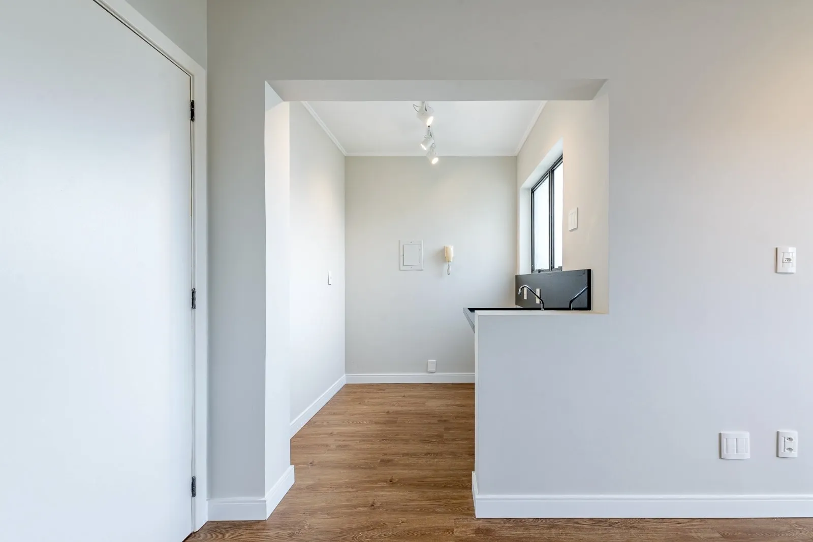 R$ 320.000 - OPORTUNIDADE &Uacute;NICA - 40M2 - 1 DORM - VISTA - REFORMADO Avenida Doutor Nilo Peçanha Porto Alegre - 