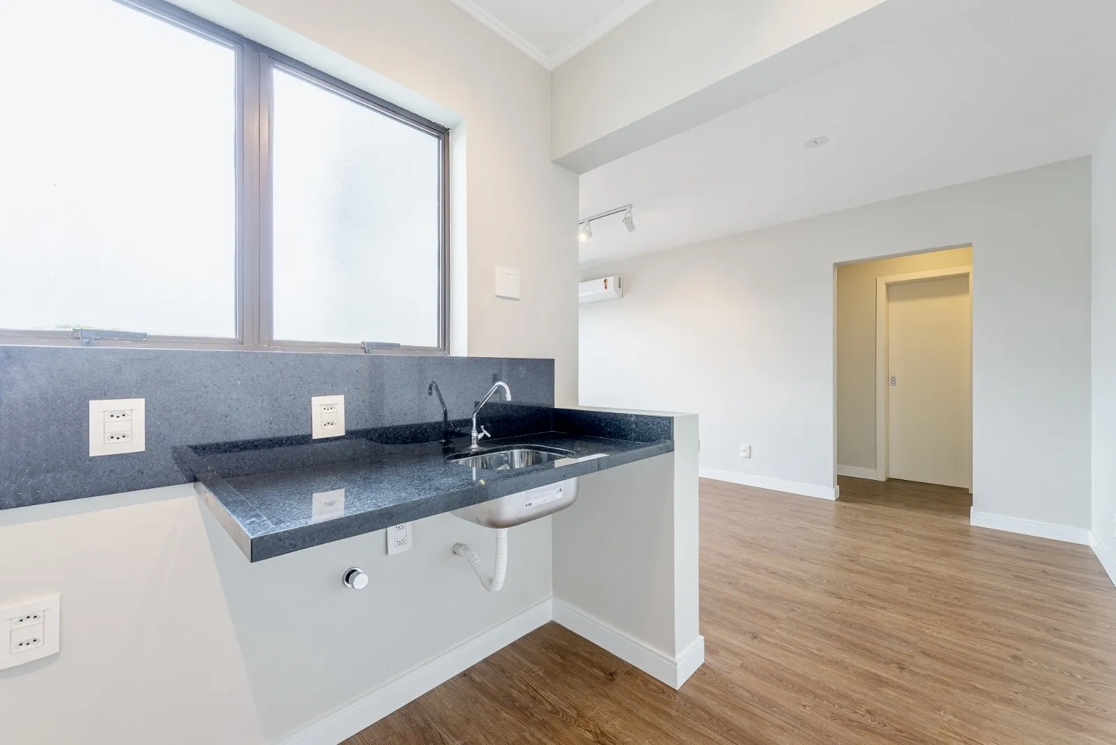 R$ 320.000 - OPORTUNIDADE &Uacute;NICA - 40M2 - 1 DORM - VISTA - REFORMADO Avenida Doutor Nilo Peçanha Porto Alegre - 