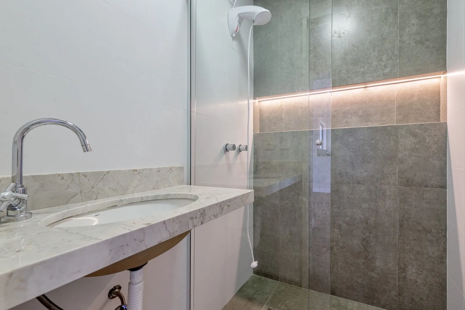 R$ 320.000 - OPORTUNIDADE &Uacute;NICA - 40M2 - 1 DORM - VISTA - REFORMADO Avenida Doutor Nilo Peçanha Porto Alegre - 