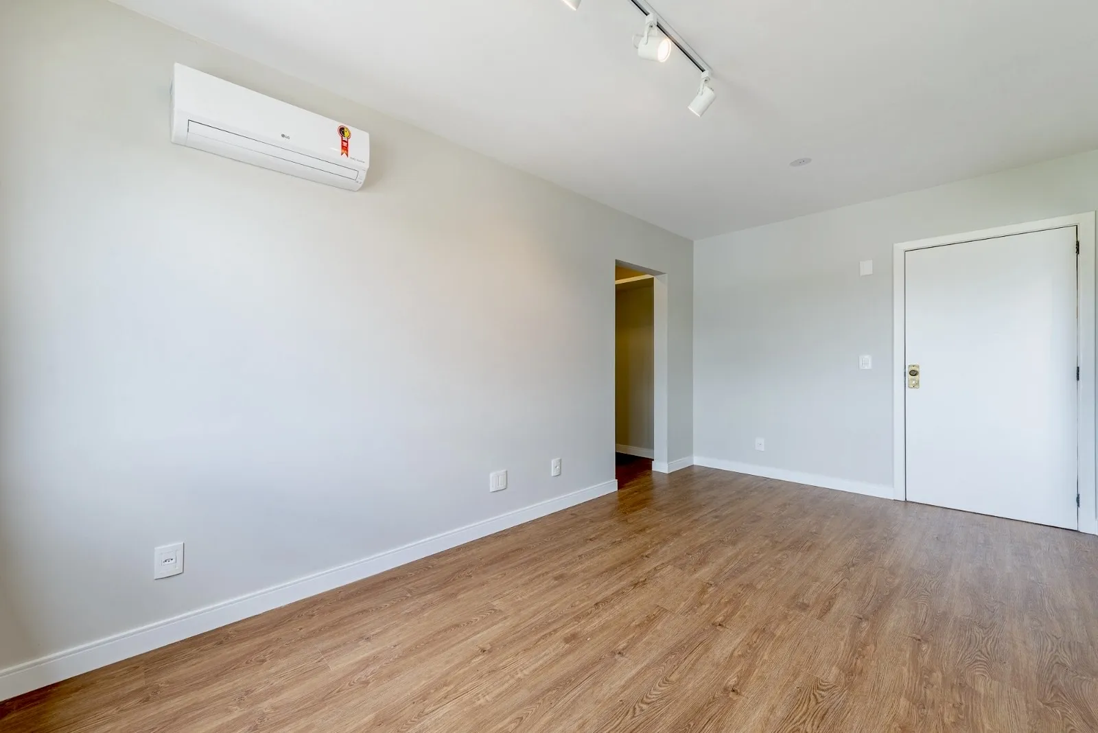 R$ 320.000 - OPORTUNIDADE &Uacute;NICA - 40M2 - 1 DORM - VISTA - REFORMADO Avenida Doutor Nilo Peçanha Porto Alegre - 