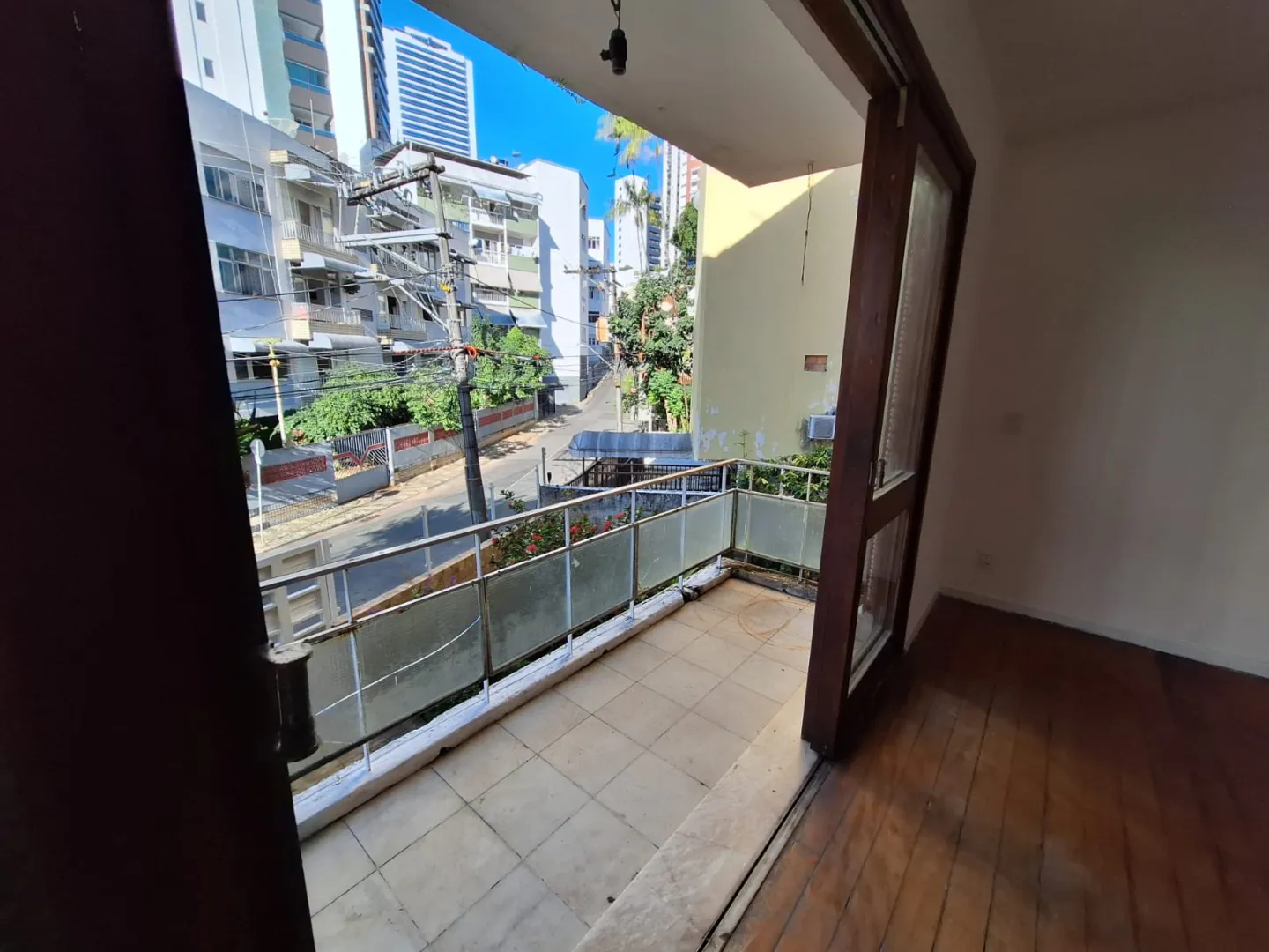 APARTAMENTO 3 QUARTOS SU&Iacute;TE VARANDA NASCENTE DEPEND&Ecirc;NCIA GARAGEM &Agrave; VENDA NA BARRA Rua Pedro Milton de Brito Salvador - 