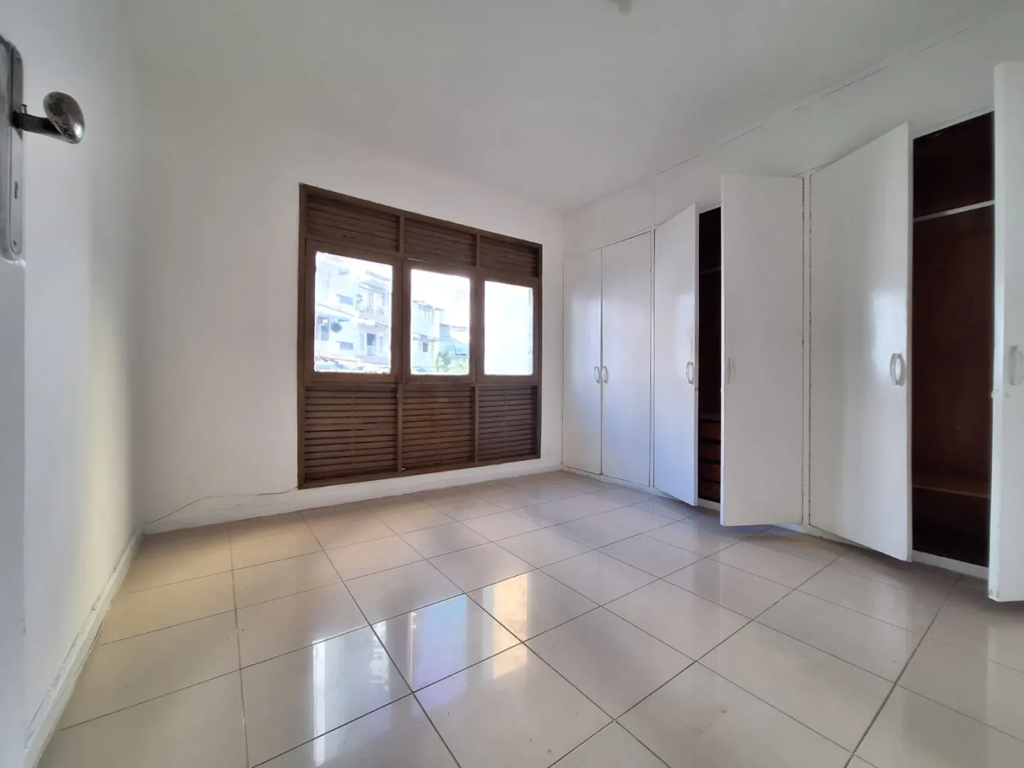 APARTAMENTO 3 QUARTOS SU&Iacute;TE VARANDA NASCENTE DEPEND&Ecirc;NCIA GARAGEM &Agrave; VENDA NA BARRA Rua Pedro Milton de Brito Salvador - 