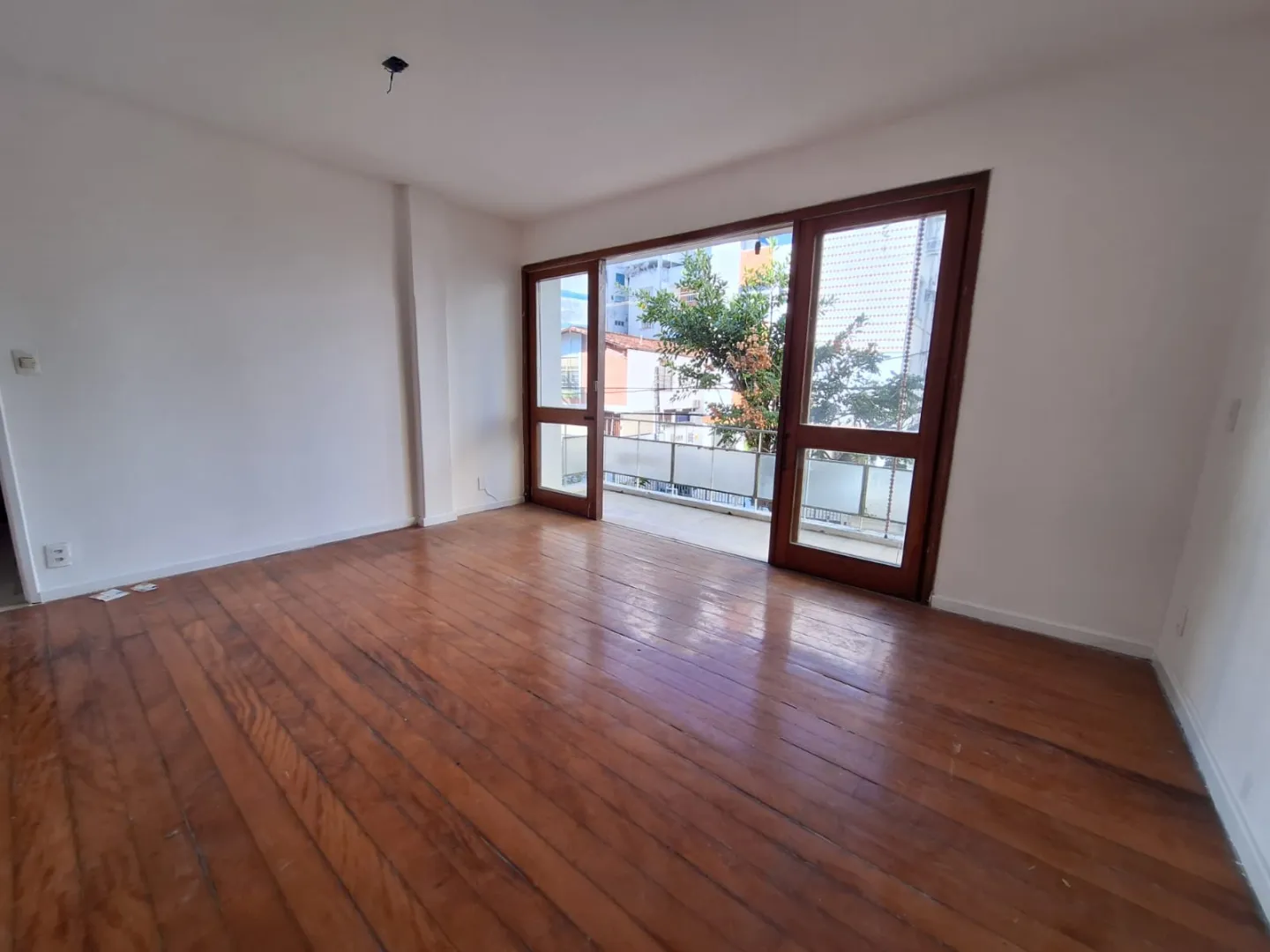 APARTAMENTO 3 QUARTOS SU&Iacute;TE VARANDA NASCENTE DEPEND&Ecirc;NCIA GARAGEM &Agrave; VENDA NA BARRA Rua Pedro Milton de Brito Salvador - 