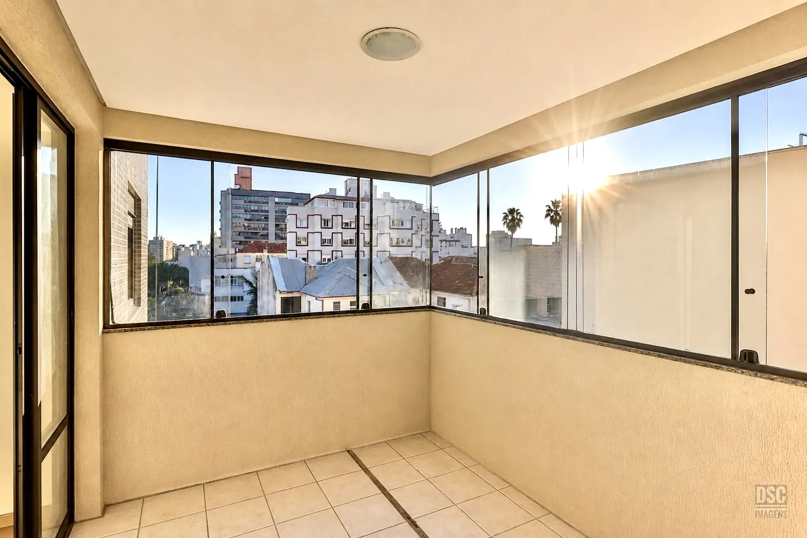 R$ 665.000 - &Oacute;TIMO APARTAMENTO - 74M2 - 2 DORM - SU&Iacute;TE - SACADA -  2 VAGAS Rua Maranguapé Porto Alegre - 