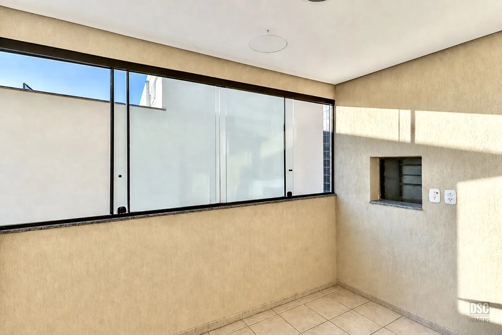 R$ 665.000 - &Oacute;TIMO APARTAMENTO - 74M2 - 2 DORM - SU&Iacute;TE - SACADA -  2 VAGAS Rua Maranguapé Porto Alegre - 
