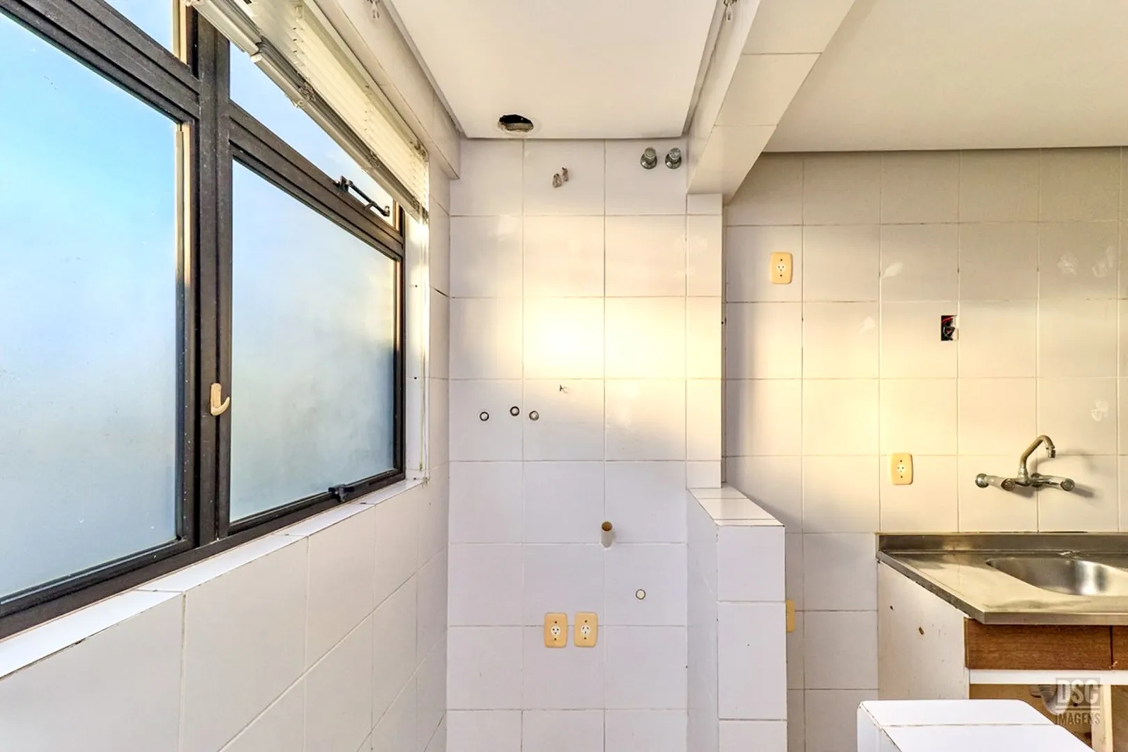 R$ 665.000 - &Oacute;TIMO APARTAMENTO - 74M2 - 2 DORM - SU&Iacute;TE - SACADA -  2 VAGAS Rua Maranguapé Porto Alegre - 