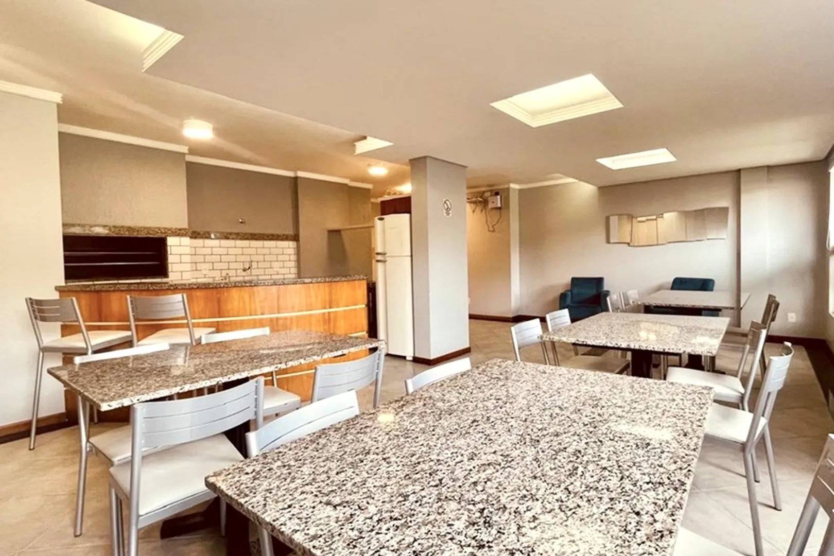 R$ 665.000 - &Oacute;TIMO APARTAMENTO - 74M2 - 2 DORM - SU&Iacute;TE - SACADA -  2 VAGAS Rua Maranguapé Porto Alegre - 