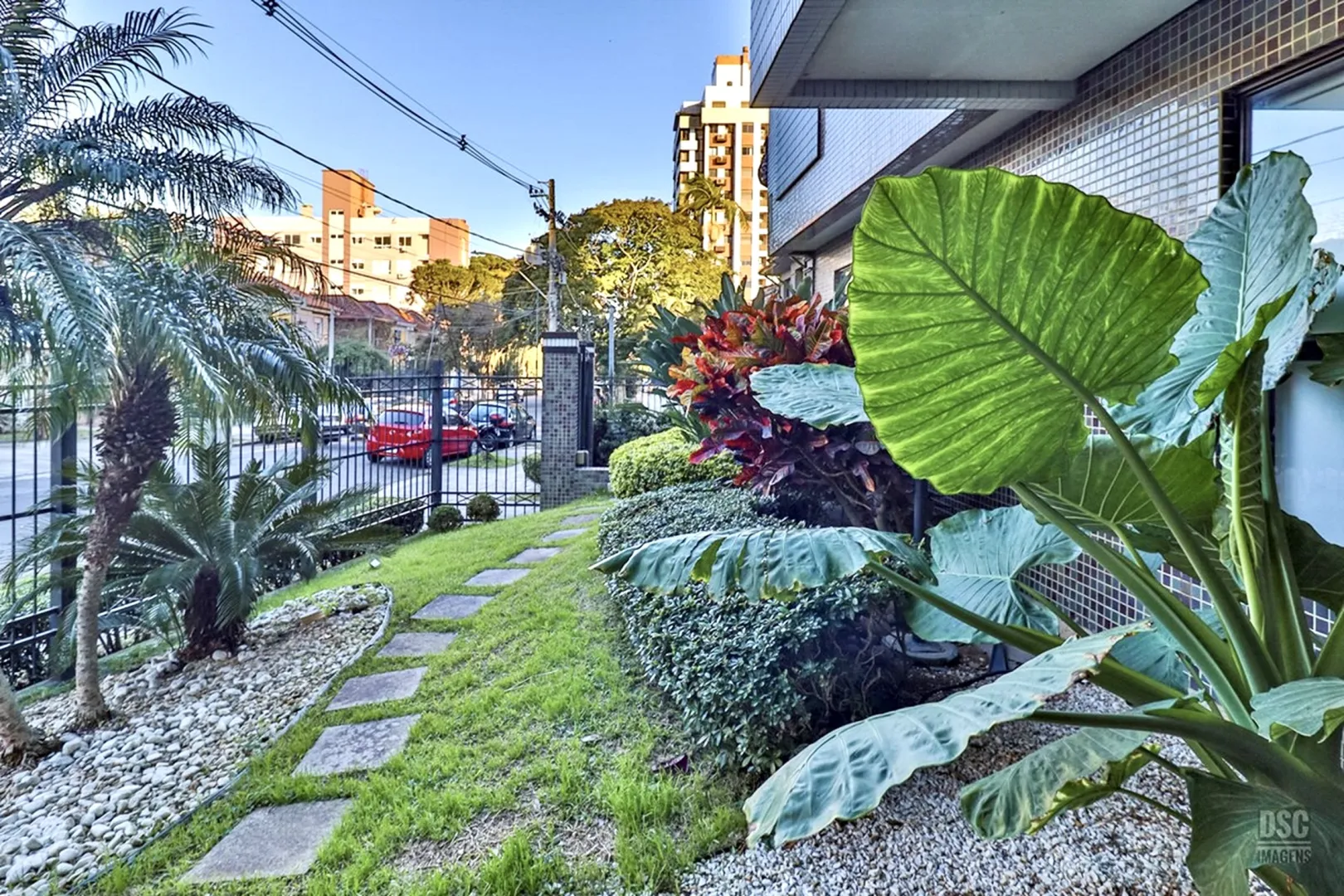 R$ 665.000 - &Oacute;TIMO APARTAMENTO - 74M2 - 2 DORM - SU&Iacute;TE - SACADA -  2 VAGAS Rua Maranguapé Porto Alegre - 