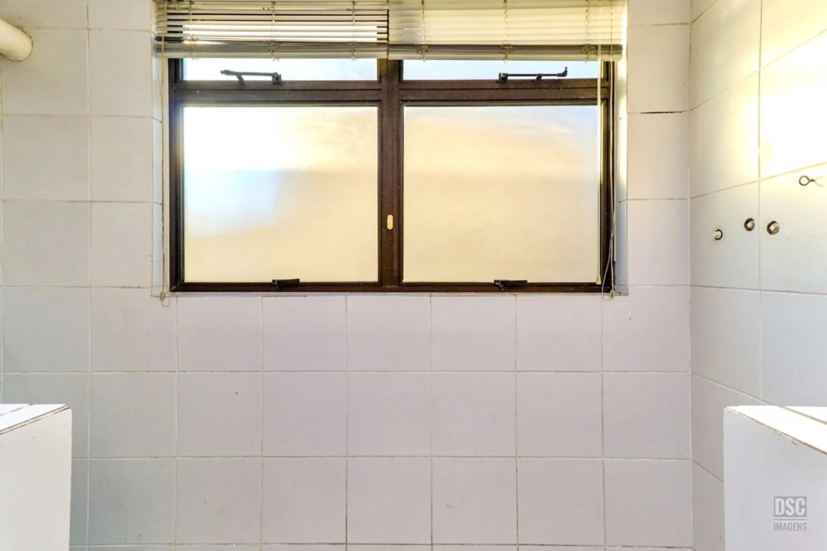 R$ 665.000 - &Oacute;TIMO APARTAMENTO - 74M2 - 2 DORM - SU&Iacute;TE - SACADA -  2 VAGAS Rua Maranguapé Porto Alegre - 