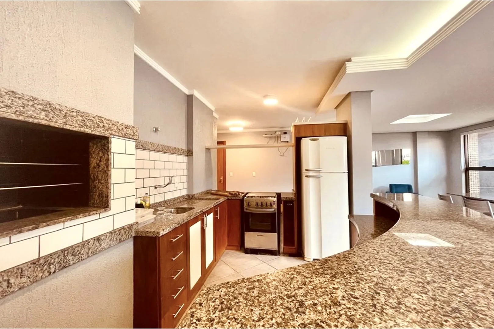 R$ 665.000 - &Oacute;TIMO APARTAMENTO - 74M2 - 2 DORM - SU&Iacute;TE - SACADA -  2 VAGAS Rua Maranguapé Porto Alegre - 