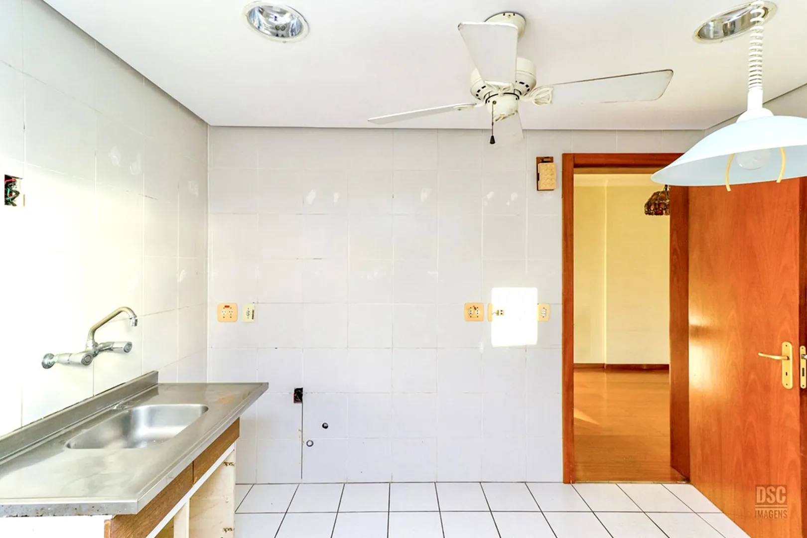 R$ 665.000 - &Oacute;TIMO APARTAMENTO - 74M2 - 2 DORM - SU&Iacute;TE - SACADA -  2 VAGAS Rua Maranguapé Porto Alegre - 