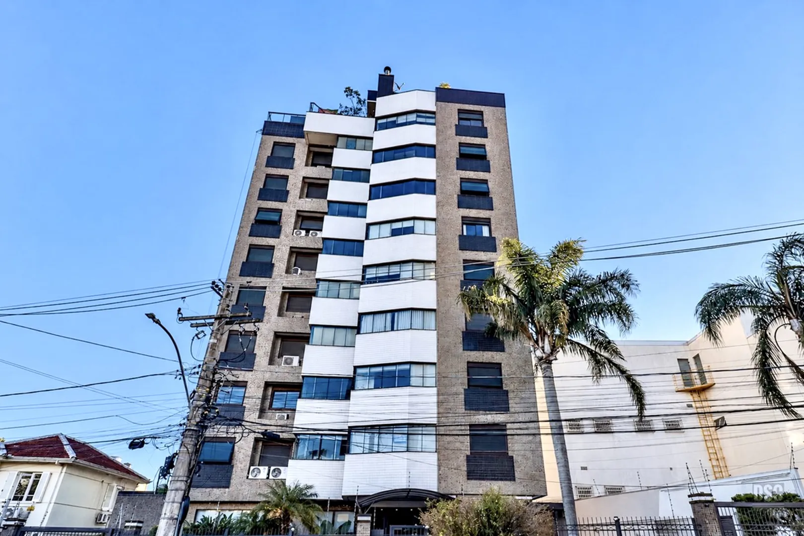 R$ 665.000 - &Oacute;TIMO APARTAMENTO - 74M2 - 2 DORM - SU&Iacute;TE - SACADA -  2 VAGAS Rua Maranguapé Porto Alegre - 