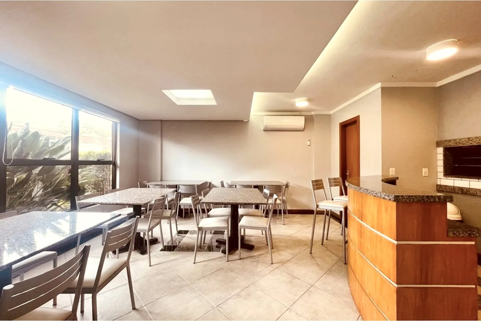 R$ 665.000 - &Oacute;TIMO APARTAMENTO - 74M2 - 2 DORM - SU&Iacute;TE - SACADA -  2 VAGAS Rua Maranguapé Porto Alegre - 
