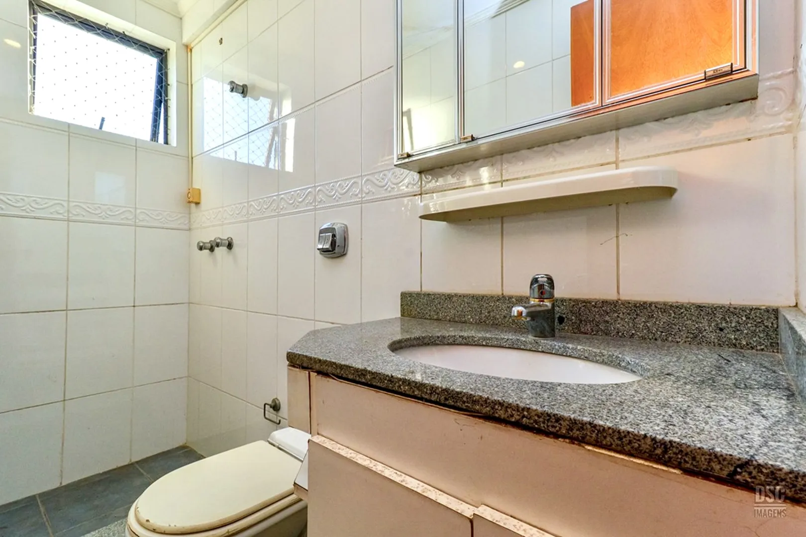 R$ 665.000 - &Oacute;TIMO APARTAMENTO - 74M2 - 2 DORM - SU&Iacute;TE - SACADA -  2 VAGAS Rua Maranguapé Porto Alegre - 