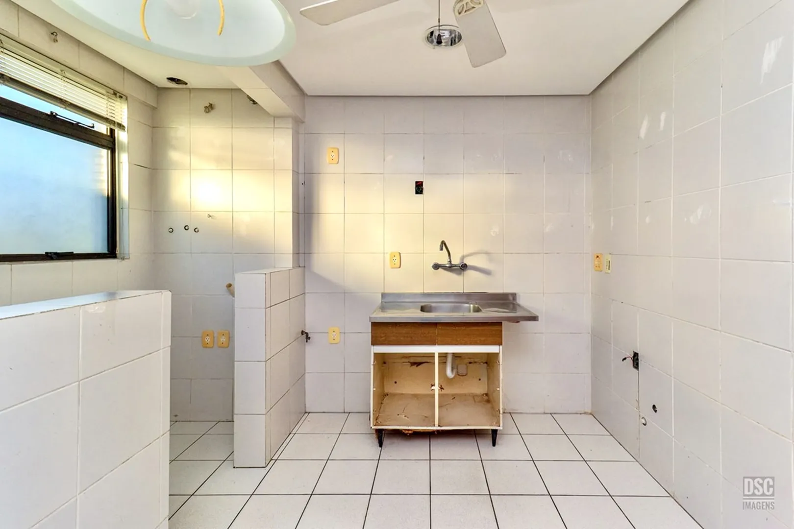 R$ 665.000 - &Oacute;TIMO APARTAMENTO - 74M2 - 2 DORM - SU&Iacute;TE - SACADA -  2 VAGAS Rua Maranguapé Porto Alegre - 