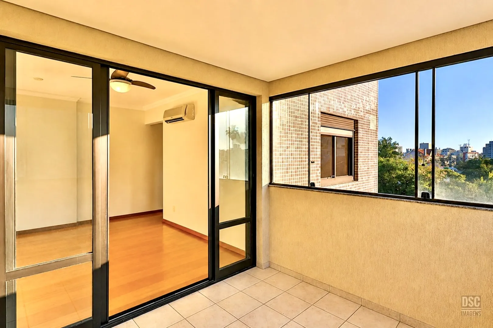 R$ 665.000 - &Oacute;TIMO APARTAMENTO - 74M2 - 2 DORM - SU&Iacute;TE - SACADA -  2 VAGAS Rua Maranguapé Porto Alegre - 