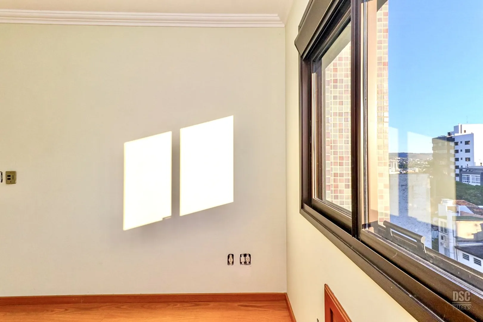 R$ 665.000 - &Oacute;TIMO APARTAMENTO - 74M2 - 2 DORM - SU&Iacute;TE - SACADA -  2 VAGAS Rua Maranguapé Porto Alegre - 