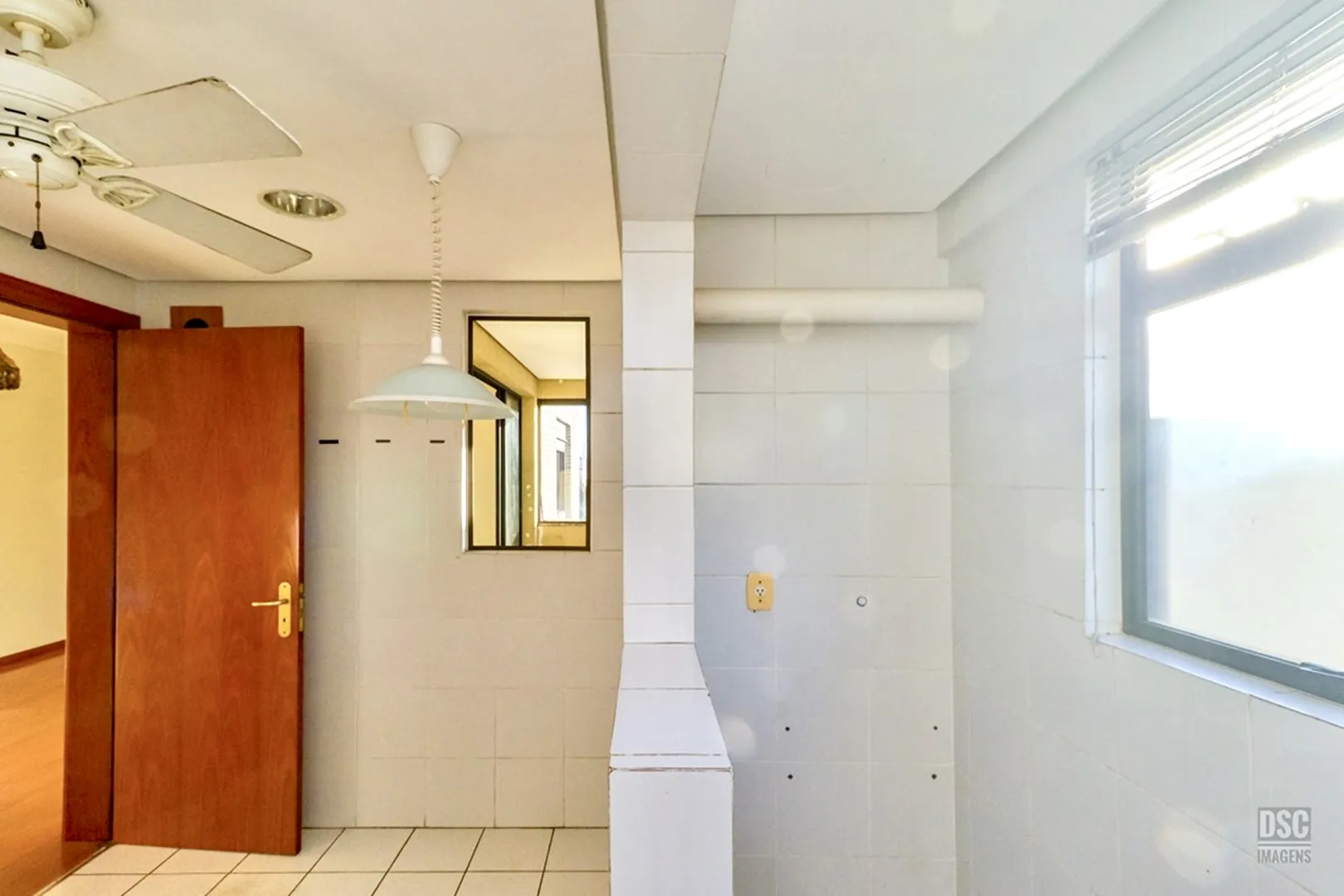 R$ 665.000 - &Oacute;TIMO APARTAMENTO - 74M2 - 2 DORM - SU&Iacute;TE - SACADA -  2 VAGAS Rua Maranguapé Porto Alegre - 