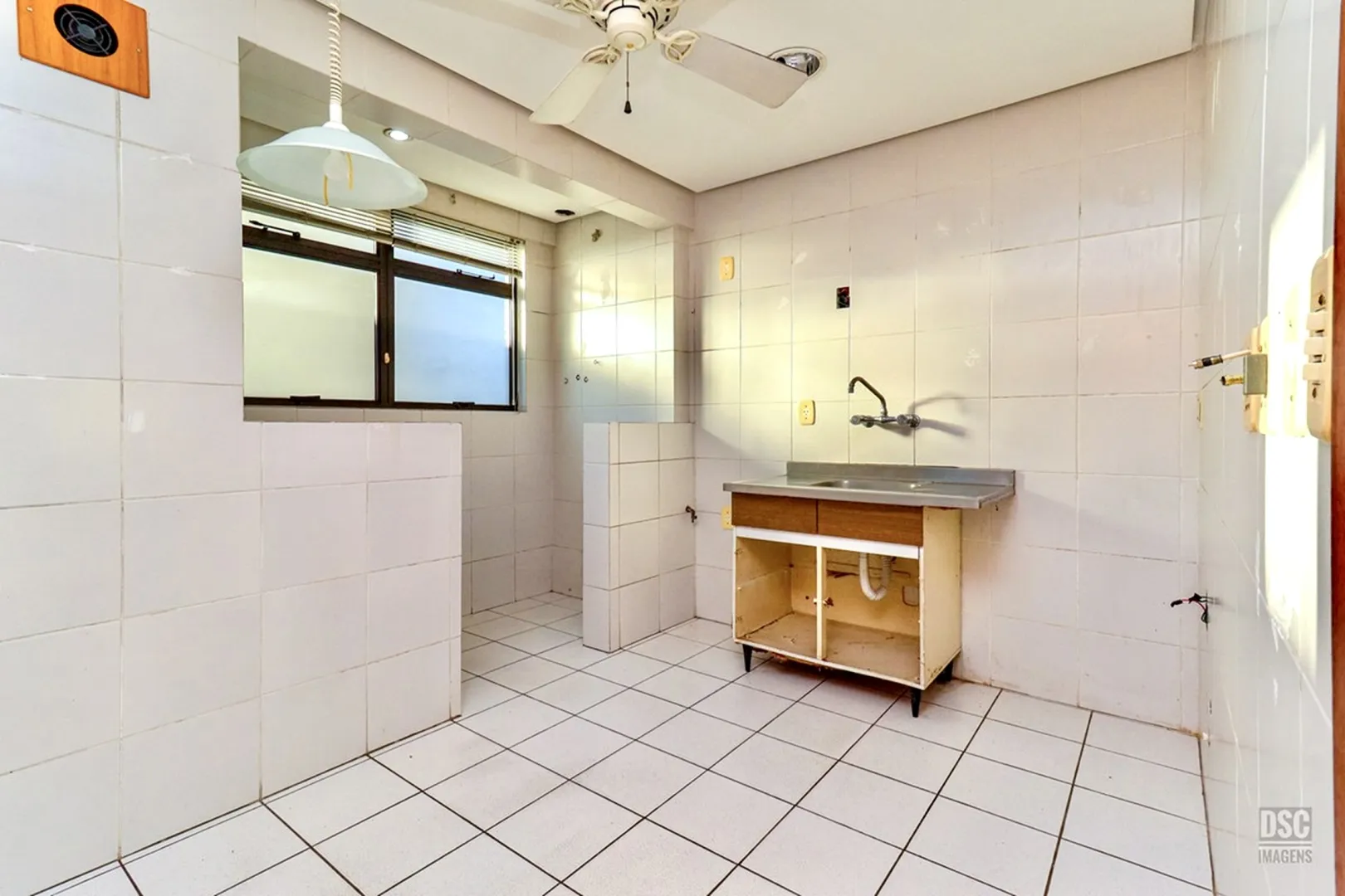 R$ 665.000 - &Oacute;TIMO APARTAMENTO - 74M2 - 2 DORM - SU&Iacute;TE - SACADA -  2 VAGAS Rua Maranguapé Porto Alegre - 