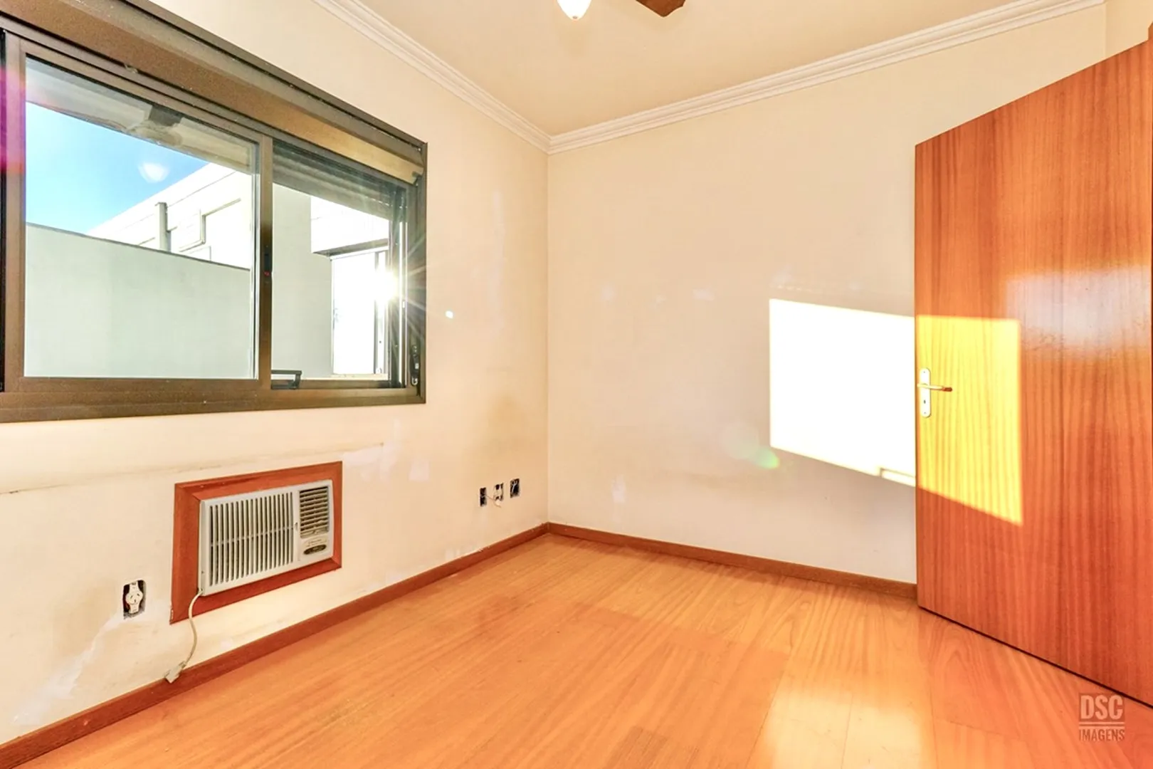 R$ 665.000 - &Oacute;TIMO APARTAMENTO - 74M2 - 2 DORM - SU&Iacute;TE - SACADA -  2 VAGAS Rua Maranguapé Porto Alegre - 