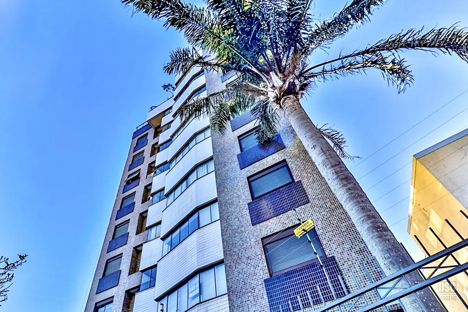 R$ 665.000 - &Oacute;TIMO APARTAMENTO - 74M2 - 2 DORM - SU&Iacute;TE - SACADA -  2 VAGAS Rua Maranguapé Porto Alegre - 