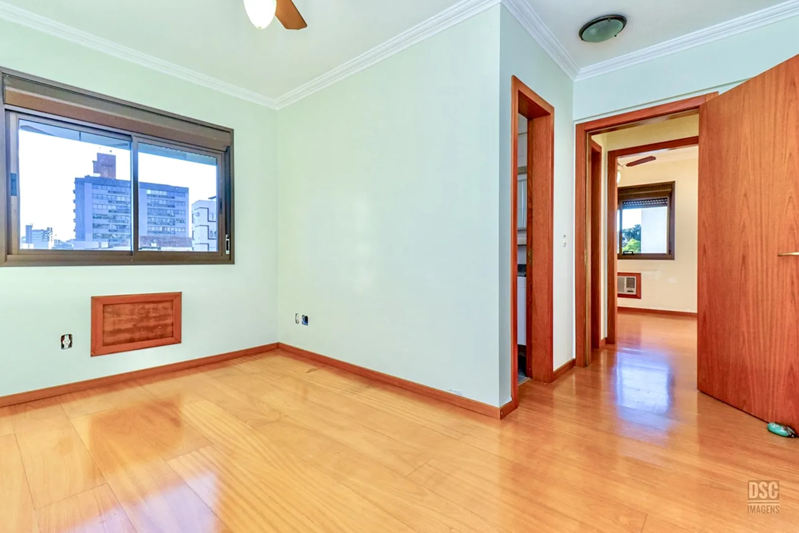 R$ 665.000 - &Oacute;TIMO APARTAMENTO - 74M2 - 2 DORM - SU&Iacute;TE - SACADA -  2 VAGAS Rua Maranguapé Porto Alegre - 
