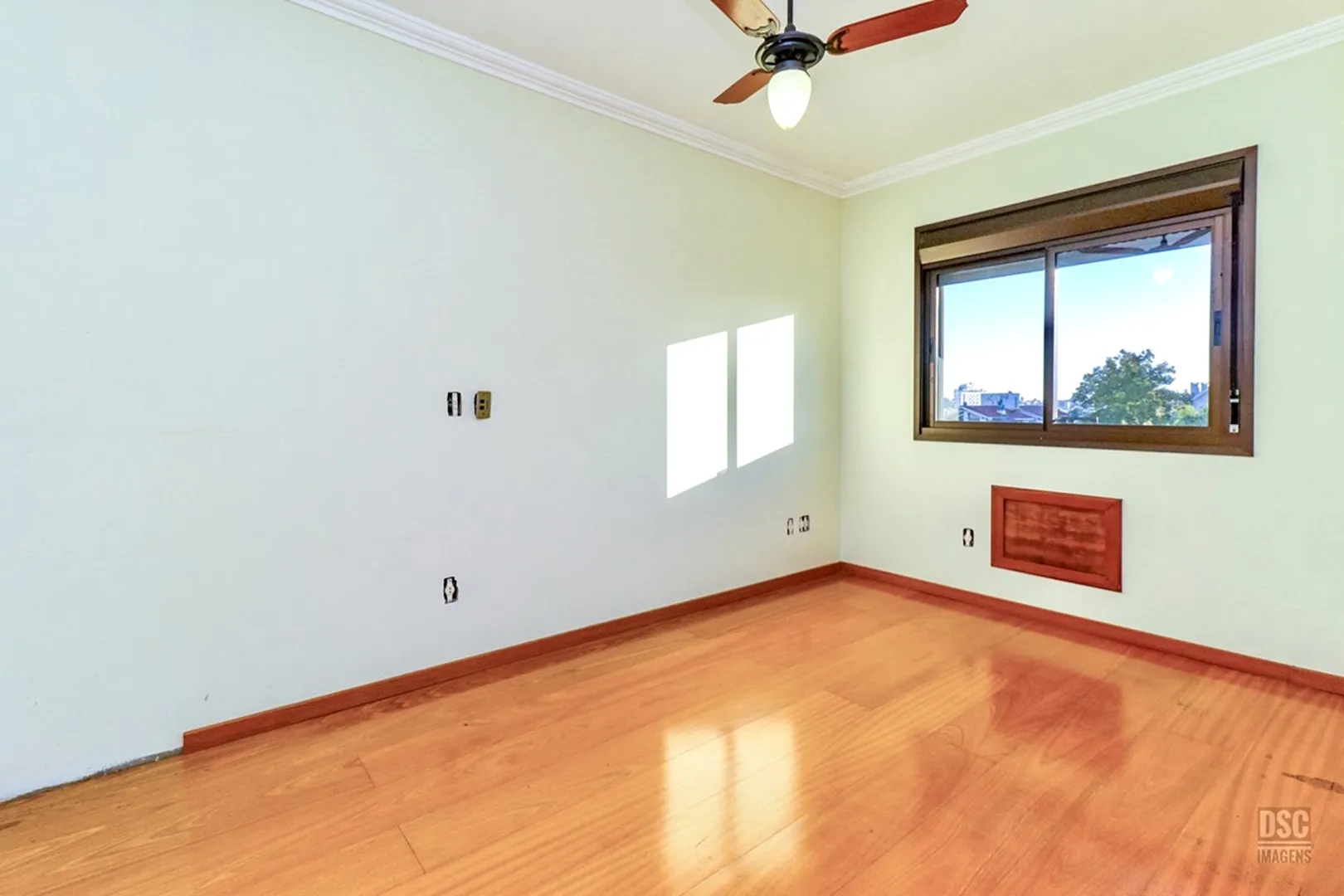 R$ 665.000 - &Oacute;TIMO APARTAMENTO - 74M2 - 2 DORM - SU&Iacute;TE - SACADA -  2 VAGAS Rua Maranguapé Porto Alegre - 