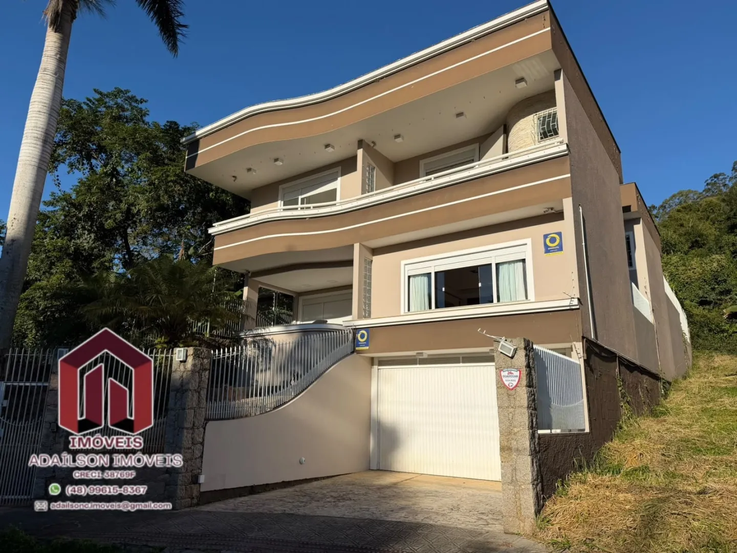 Linda casa com  dormitórios um suite a venda em Florianópolis bairro córrego Grande