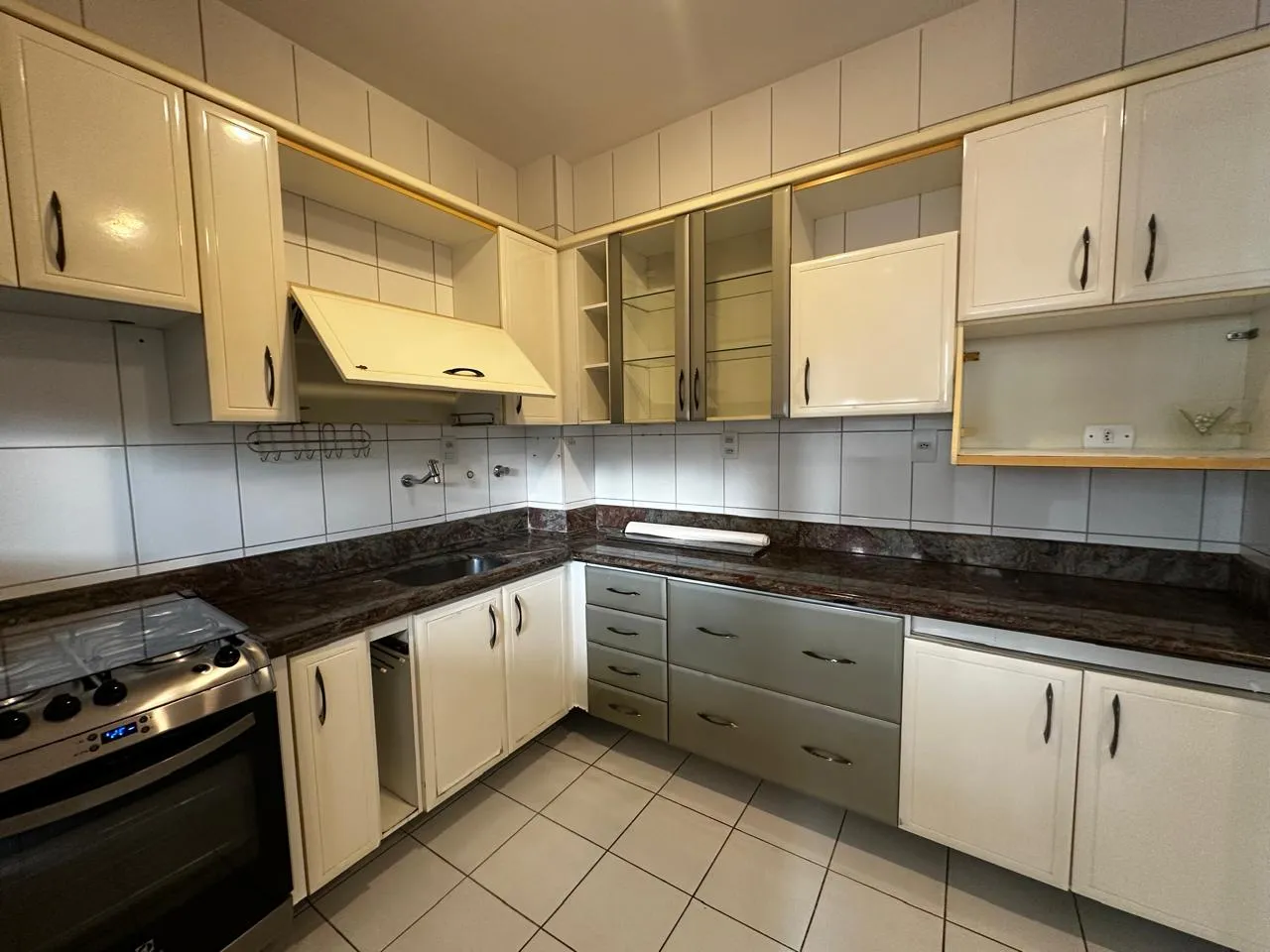 APARTAMENTO 3 QUARTOS SUITE VARANDA NASCENTE 2 GARAGENS &Agrave; VENDA NO JARDIM APIPEMA! Rua Desembargador Sálvio Martins Salvador - 