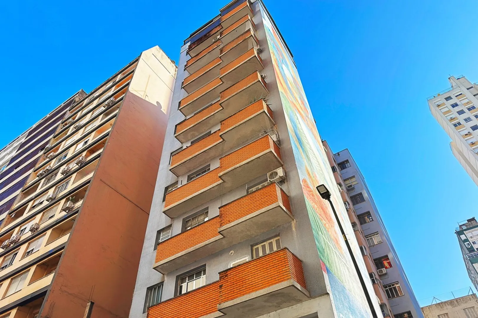 R$ 495.000 - &Oacute;TIMO APARTAMENTO - SEMIMOBILIADO - SACADA - 98M2 - 3 DORM - 1 VAGA Rua Jerônimo Coelho Porto Alegre - 