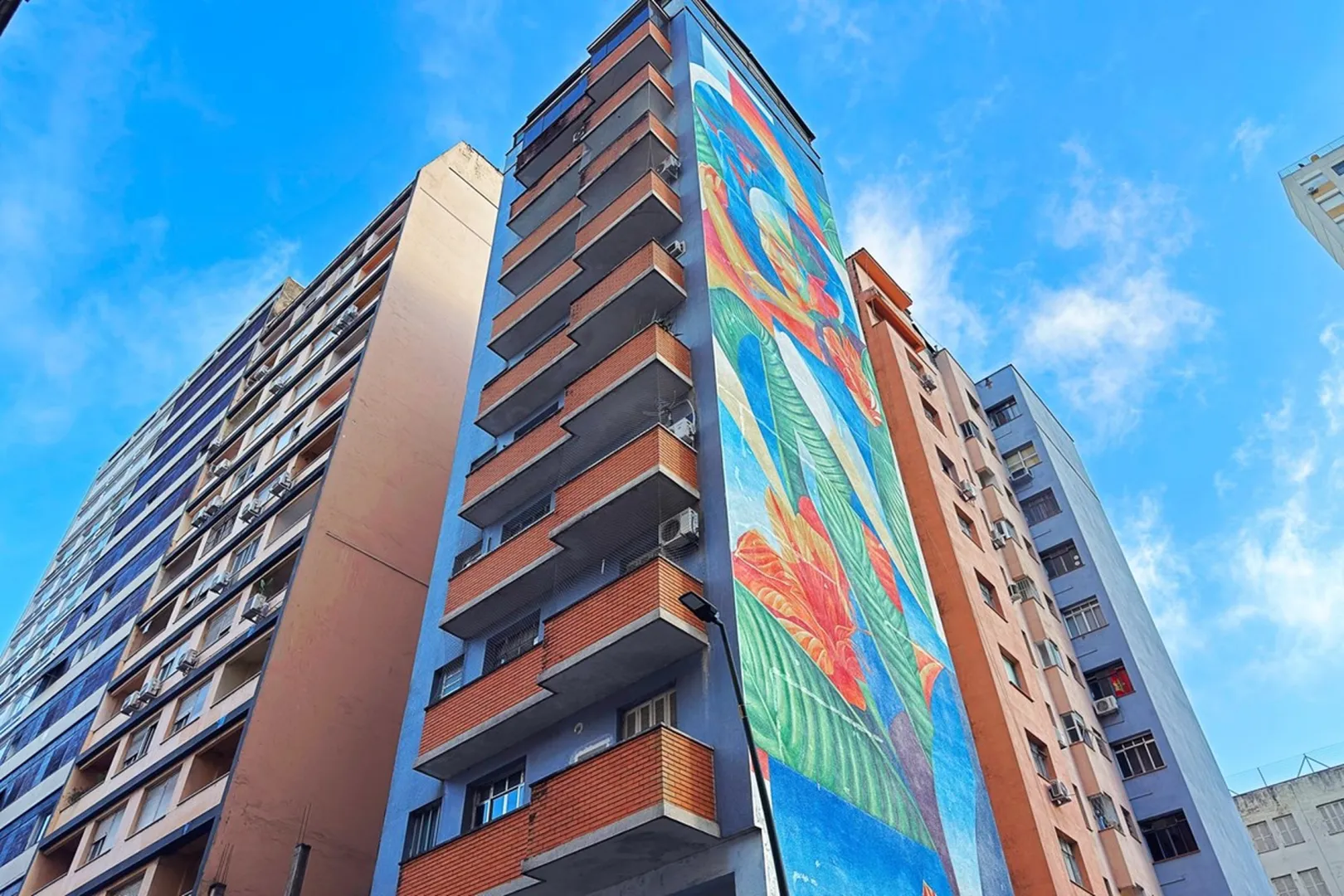 R$ 495.000 - &Oacute;TIMO APARTAMENTO - SEMIMOBILIADO - SACADA - 98M2 - 3 DORM - 1 VAGA Rua Jerônimo Coelho Porto Alegre - 