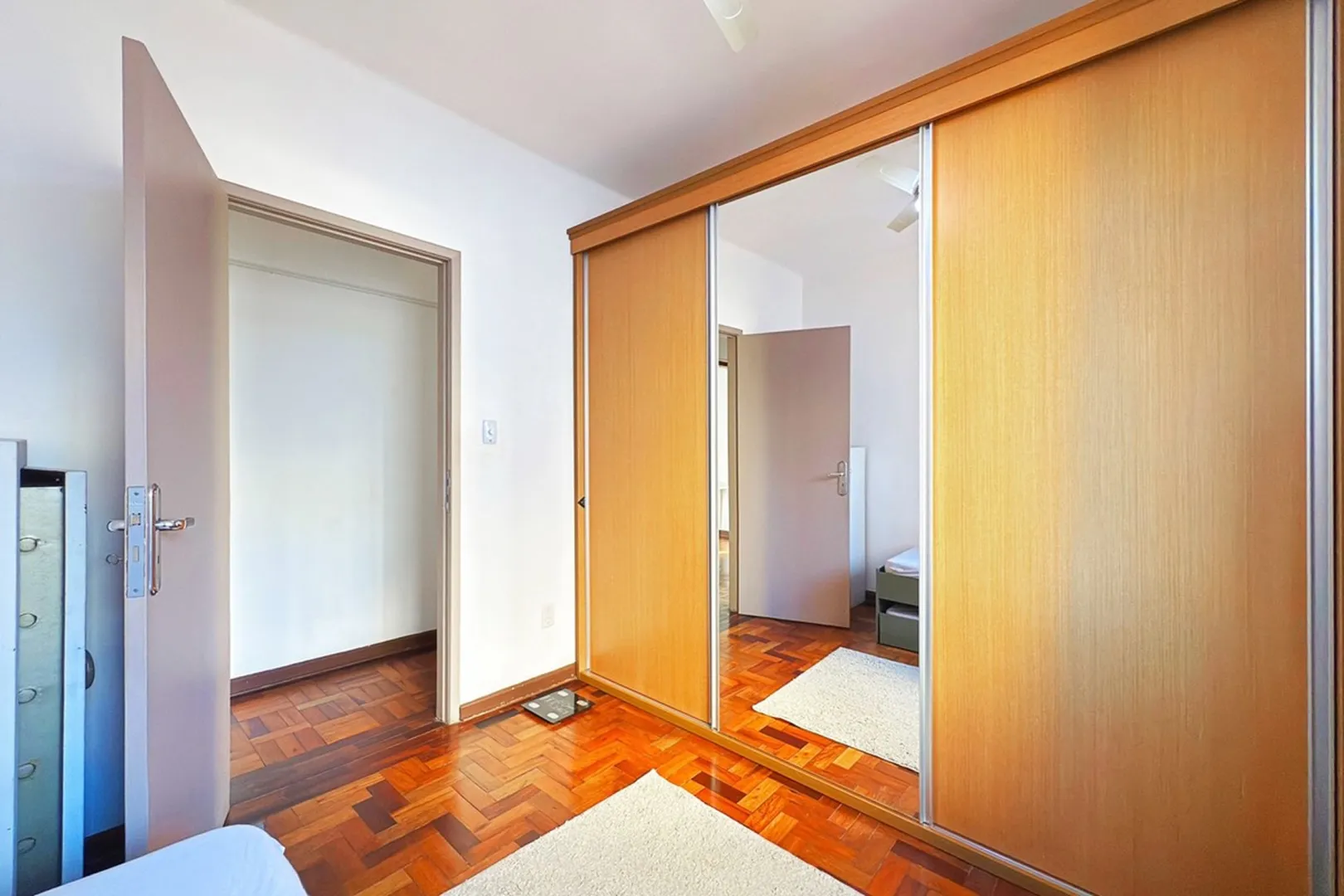 R$ 495.000 - &Oacute;TIMO APARTAMENTO - SEMIMOBILIADO - SACADA - 98M2 - 3 DORM - 1 VAGA Rua Jerônimo Coelho Porto Alegre - 