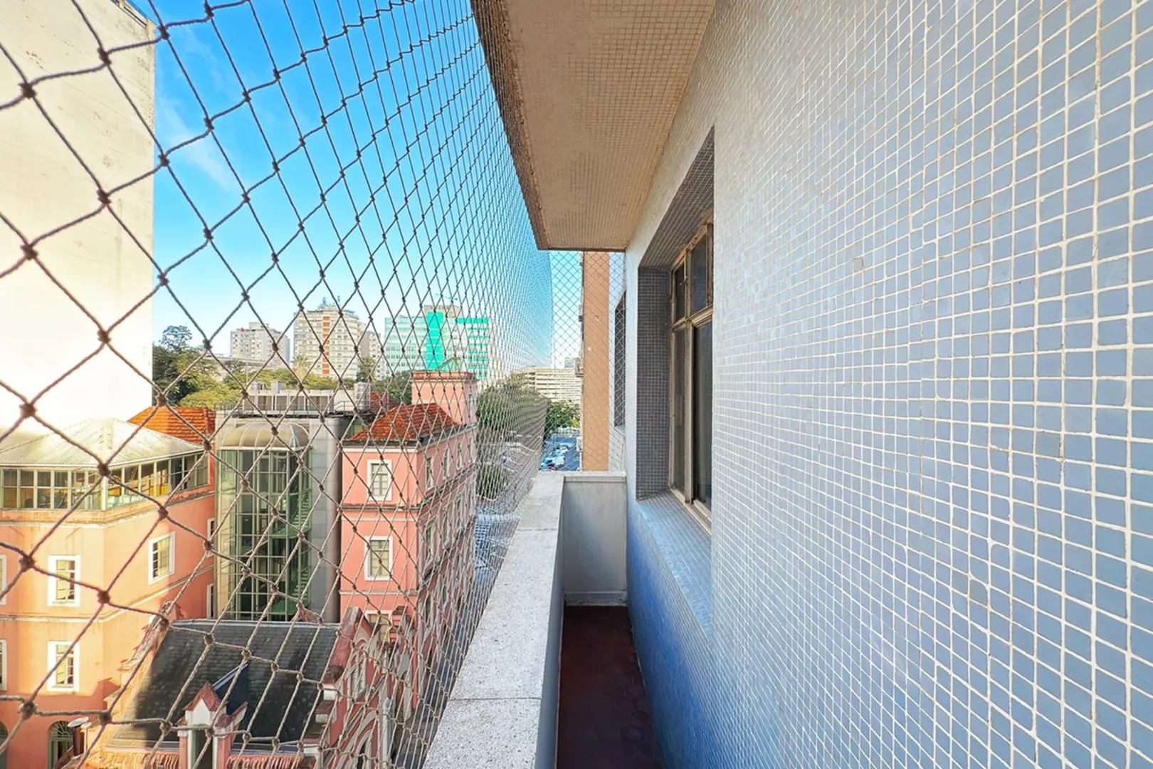 R$ 495.000 - &Oacute;TIMO APARTAMENTO - SEMIMOBILIADO - SACADA - 98M2 - 3 DORM - 1 VAGA Rua Jerônimo Coelho Porto Alegre - 