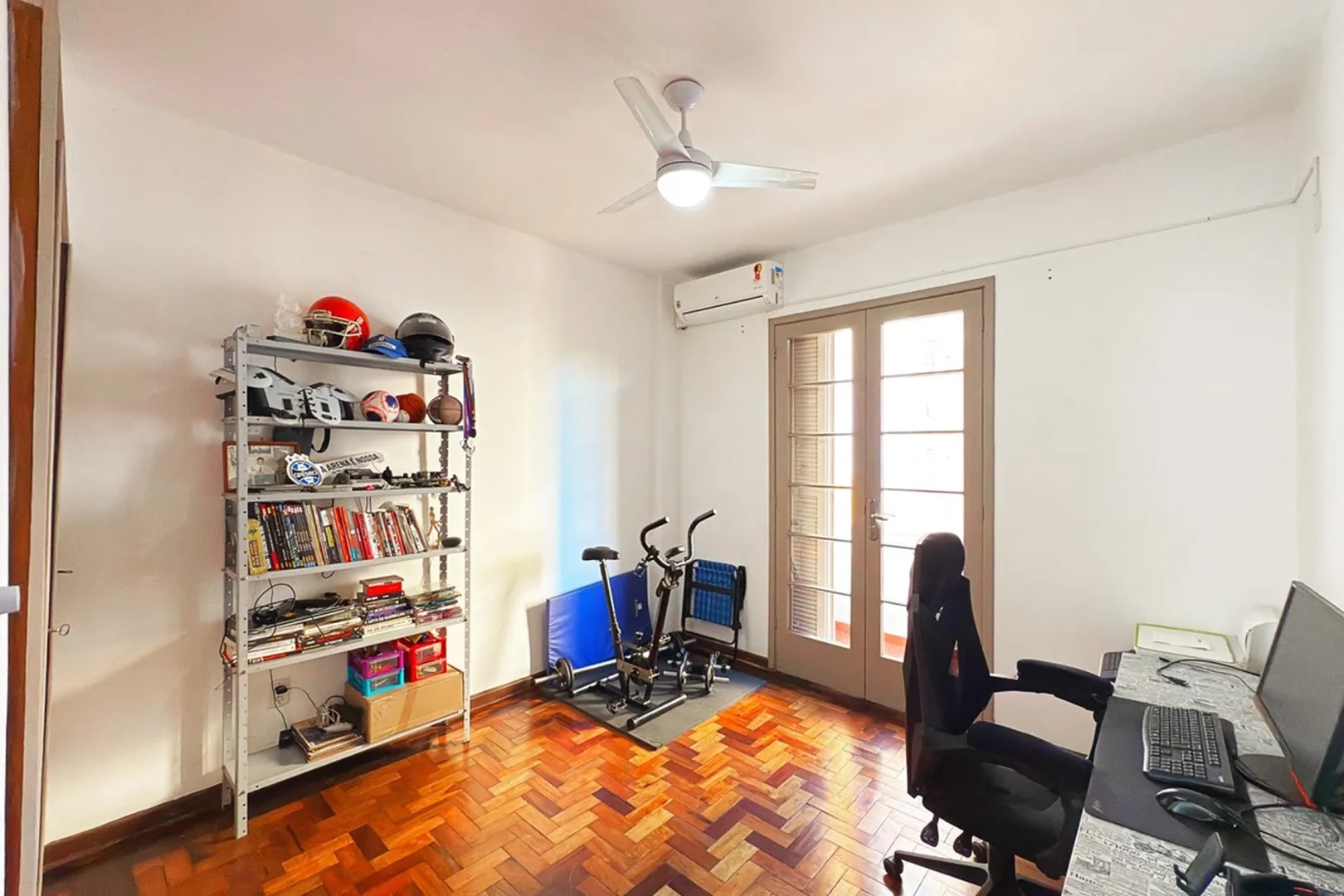 R$ 495.000 - &Oacute;TIMO APARTAMENTO - SEMIMOBILIADO - SACADA - 98M2 - 3 DORM - 1 VAGA Rua Jerônimo Coelho Porto Alegre - 