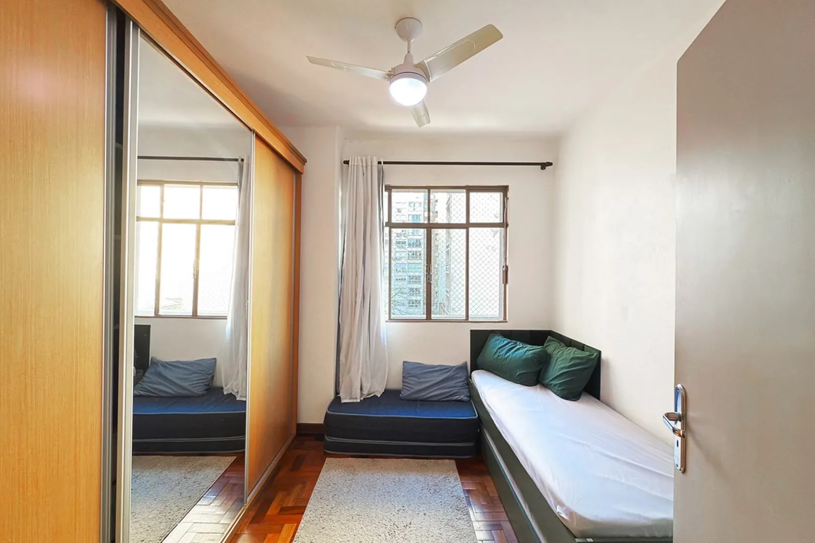 R$ 495.000 - &Oacute;TIMO APARTAMENTO - SEMIMOBILIADO - SACADA - 98M2 - 3 DORM - 1 VAGA Rua Jerônimo Coelho Porto Alegre - 