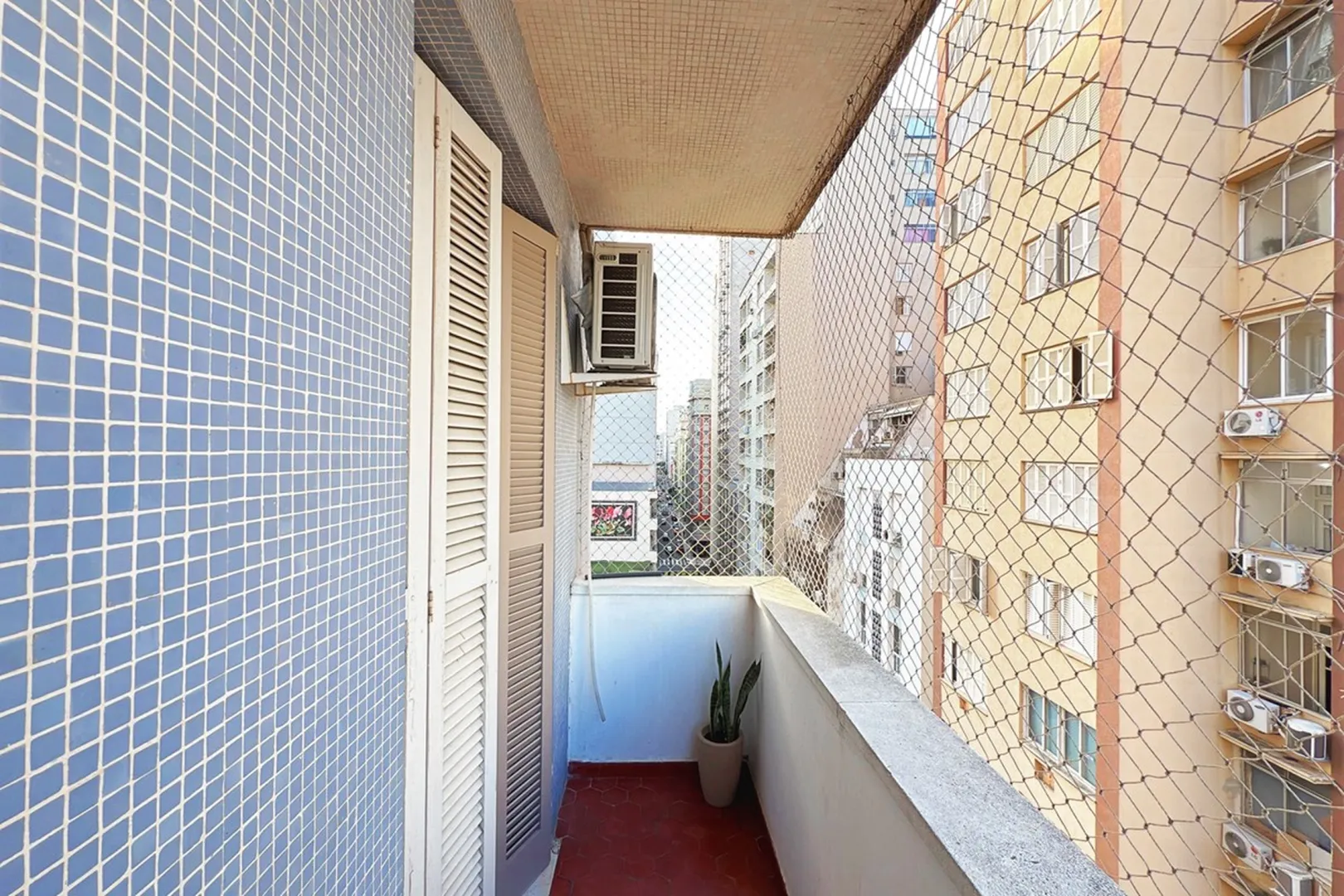 R$ 495.000 - &Oacute;TIMO APARTAMENTO - SEMIMOBILIADO - SACADA - 98M2 - 3 DORM - 1 VAGA Rua Jerônimo Coelho Porto Alegre - 