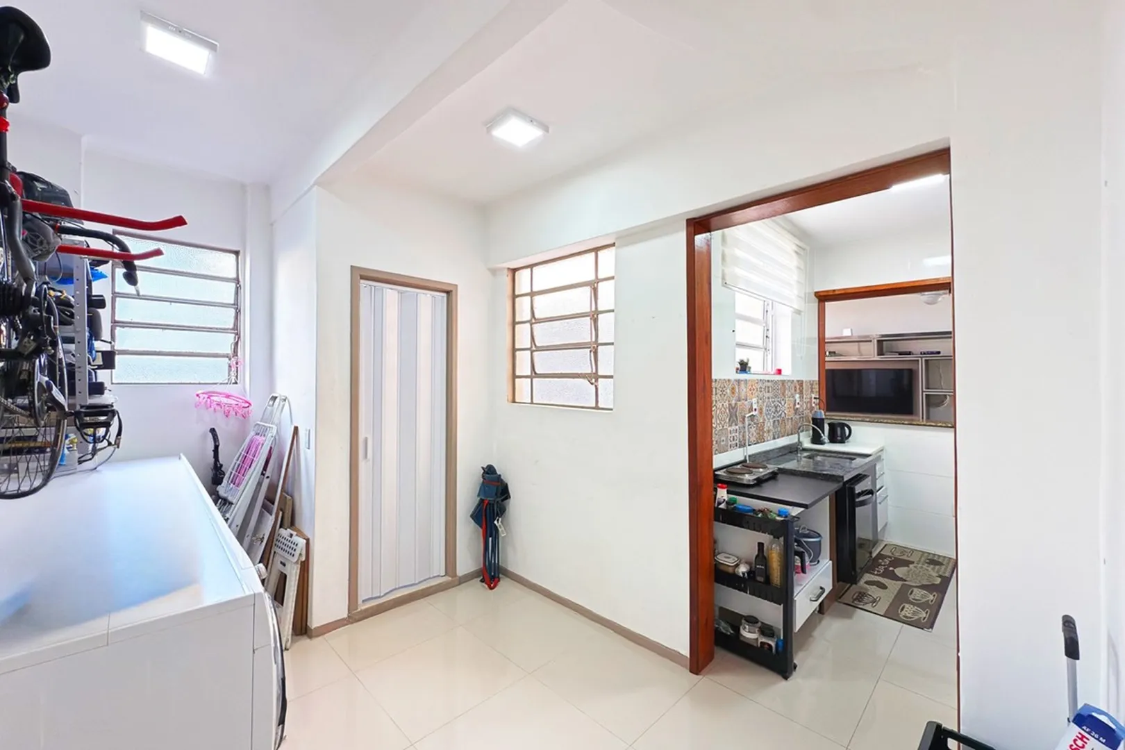 R$ 495.000 - &Oacute;TIMO APARTAMENTO - SEMIMOBILIADO - SACADA - 98M2 - 3 DORM - 1 VAGA Rua Jerônimo Coelho Porto Alegre - 