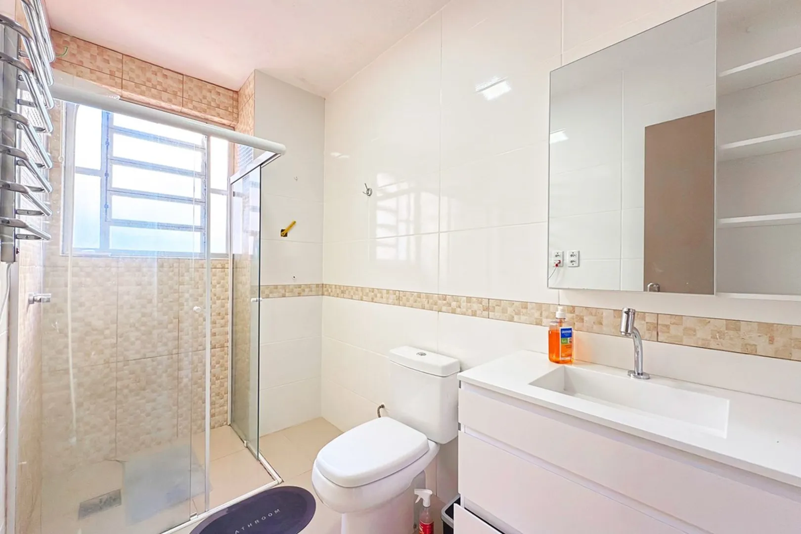 R$ 495.000 - &Oacute;TIMO APARTAMENTO - SEMIMOBILIADO - SACADA - 98M2 - 3 DORM - 1 VAGA Rua Jerônimo Coelho Porto Alegre - 