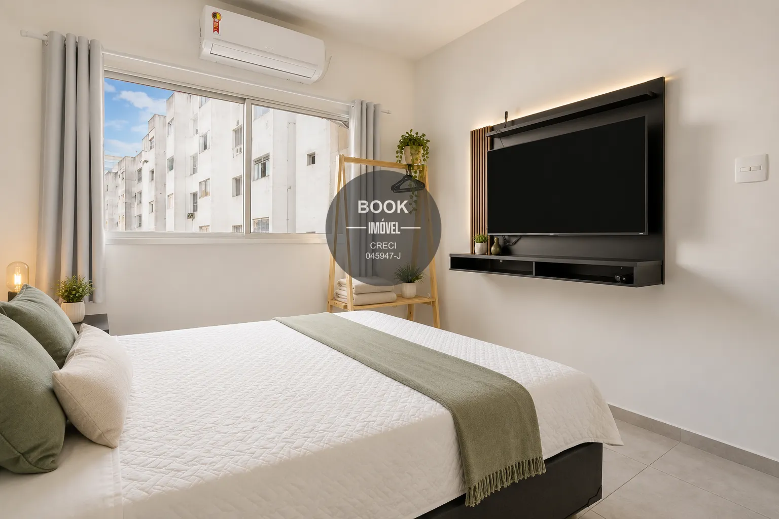 Apartamento mobiliado e reformado em frente &agrave; praia no Centro de S&atilde;o Vicente Avenida Embaixador Pedro de Toledo São Vicente - 